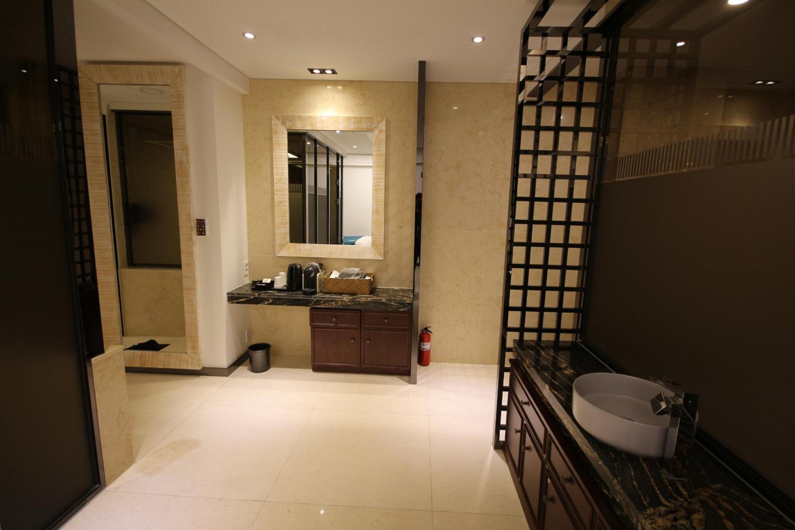 Premium Room - Photo 11