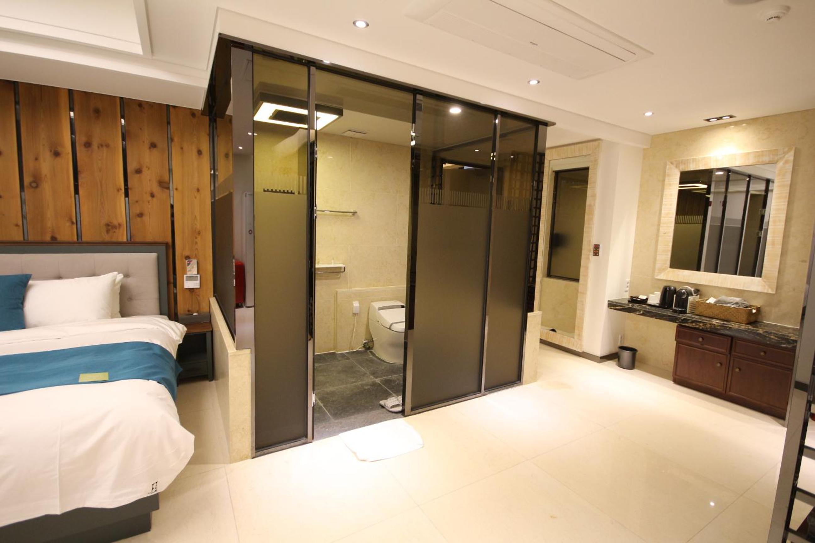Premium Room - Photo 18
