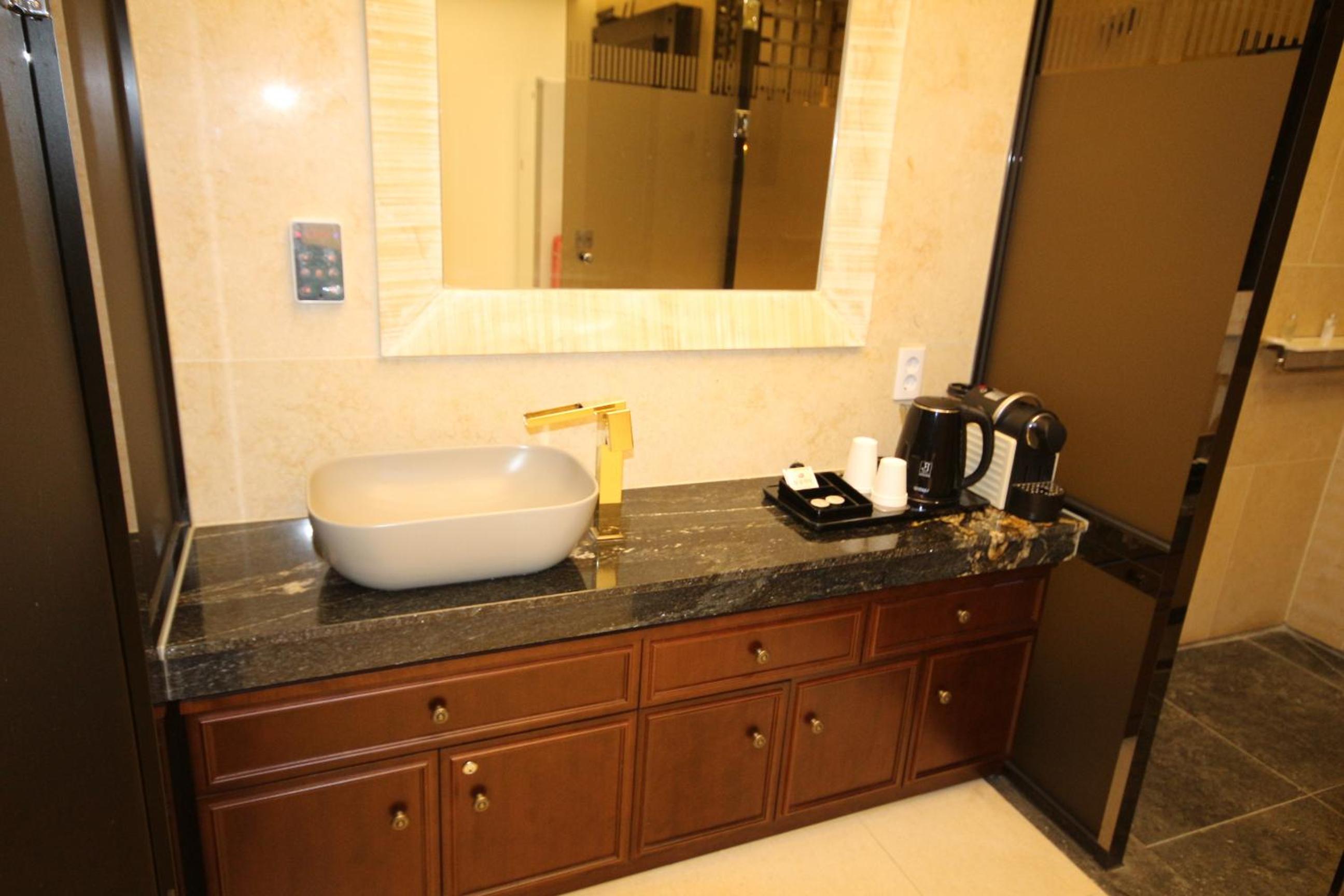 Premium Room - Photo 20