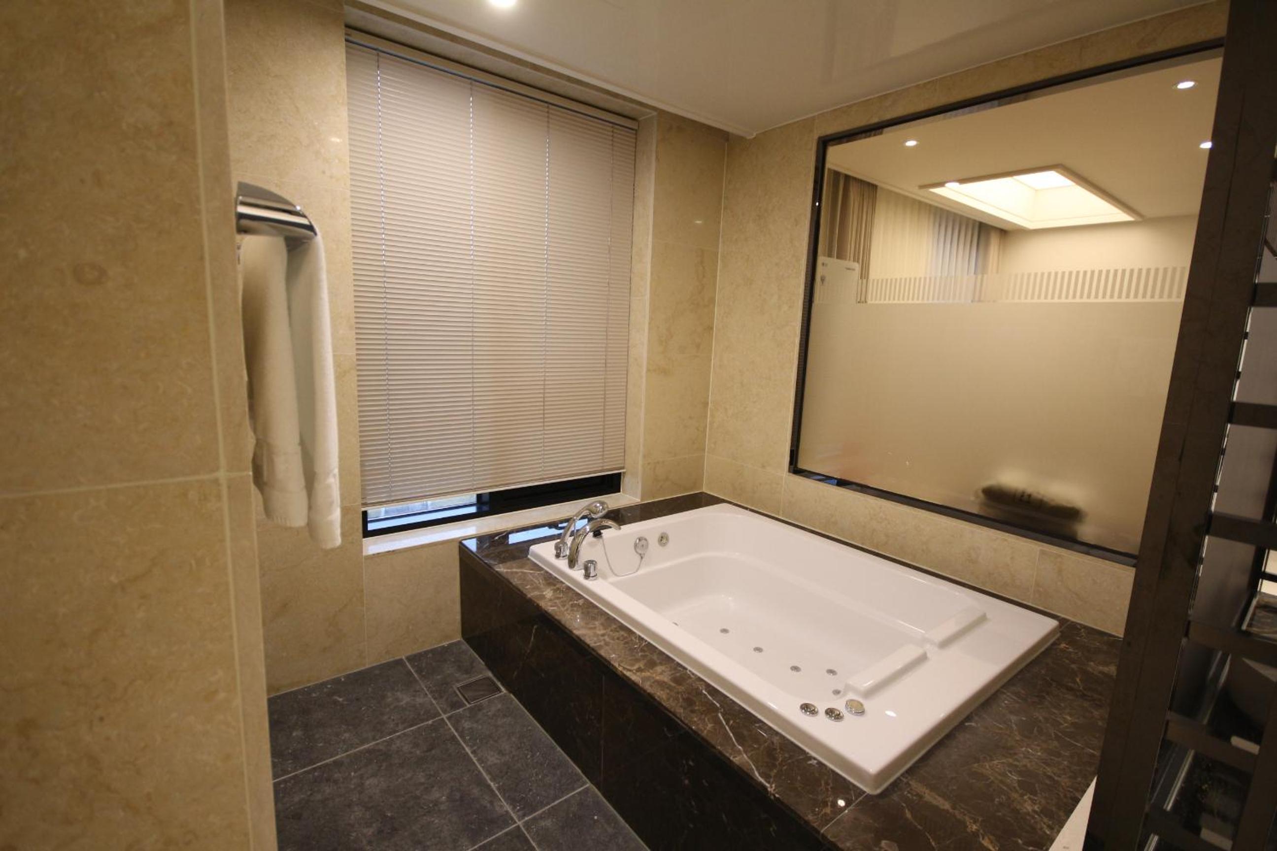 Premium Room - Photo 24