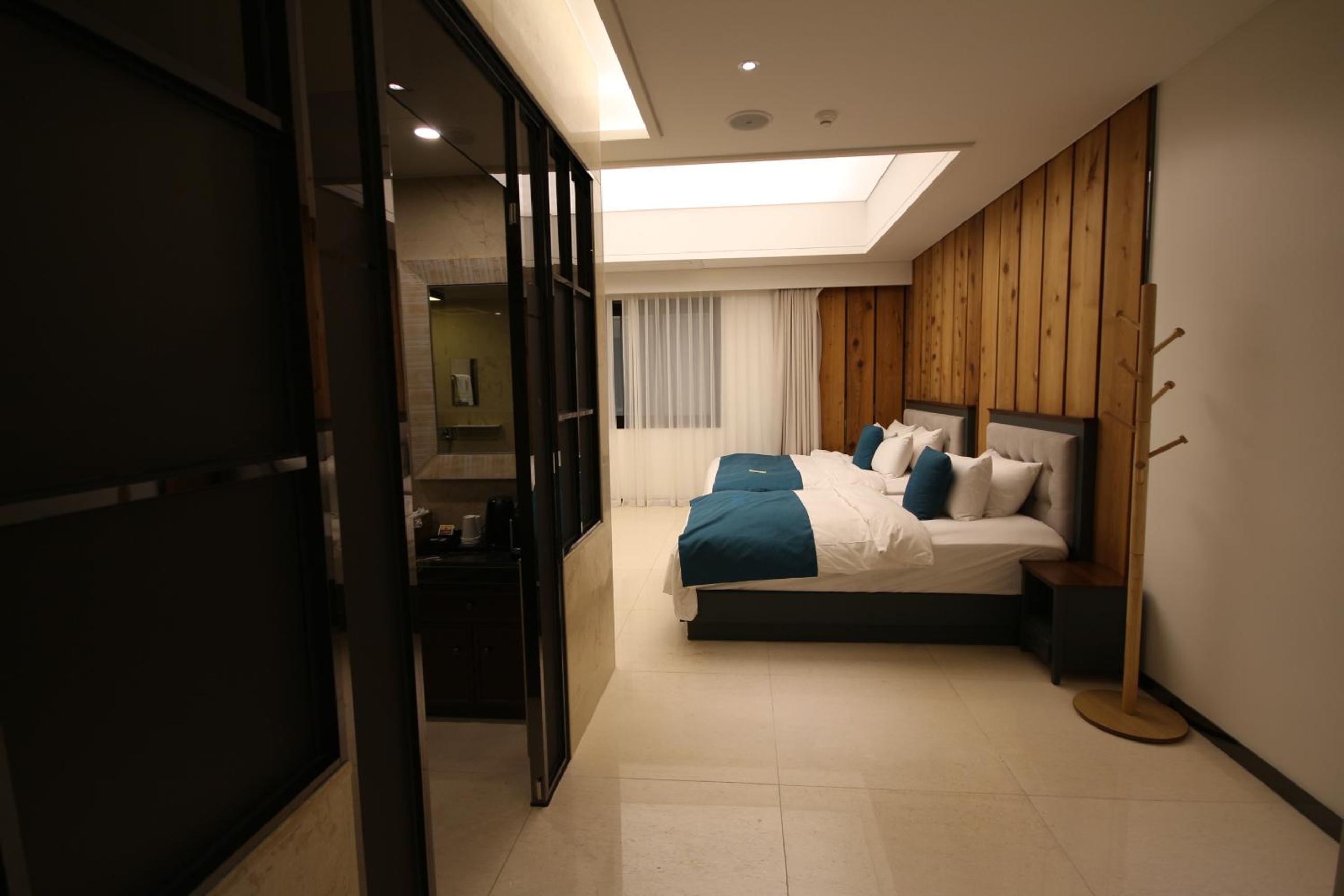 Premium Twin Room - Photo 7