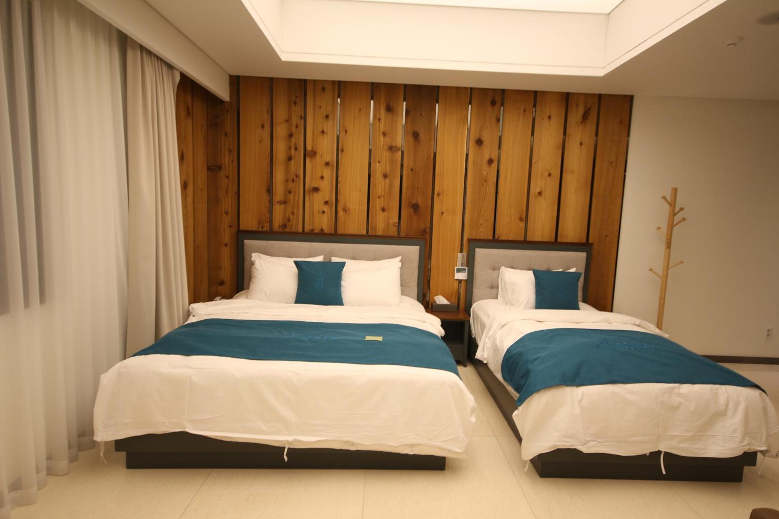 Premium Twin Room - Photo 1
