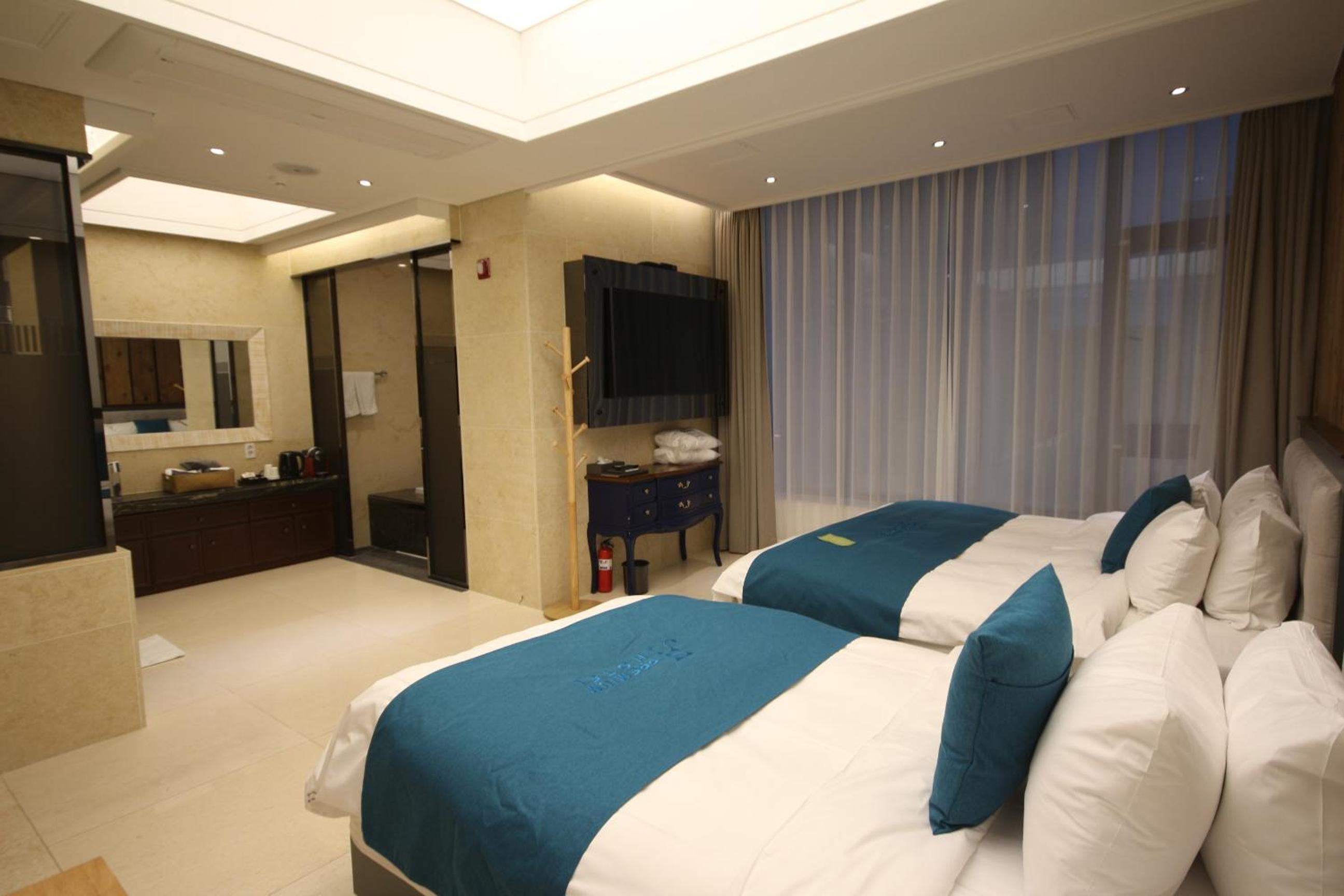 Premium Twin Room - Photo 12