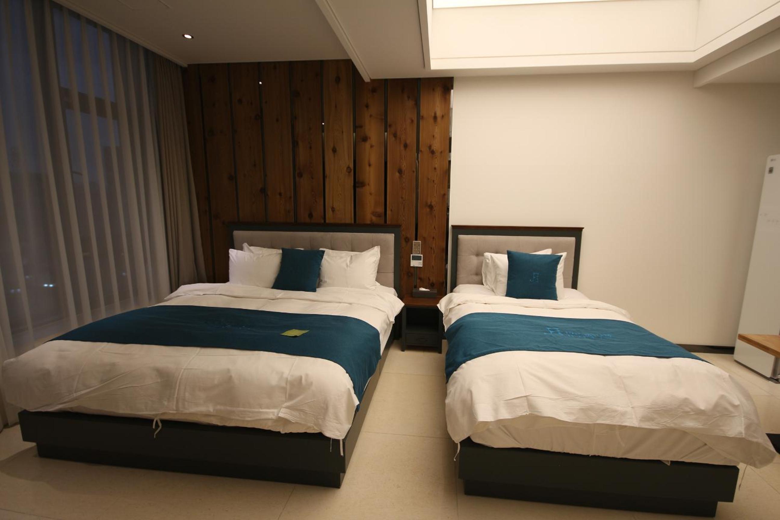 Premium Twin Room - Photo 10