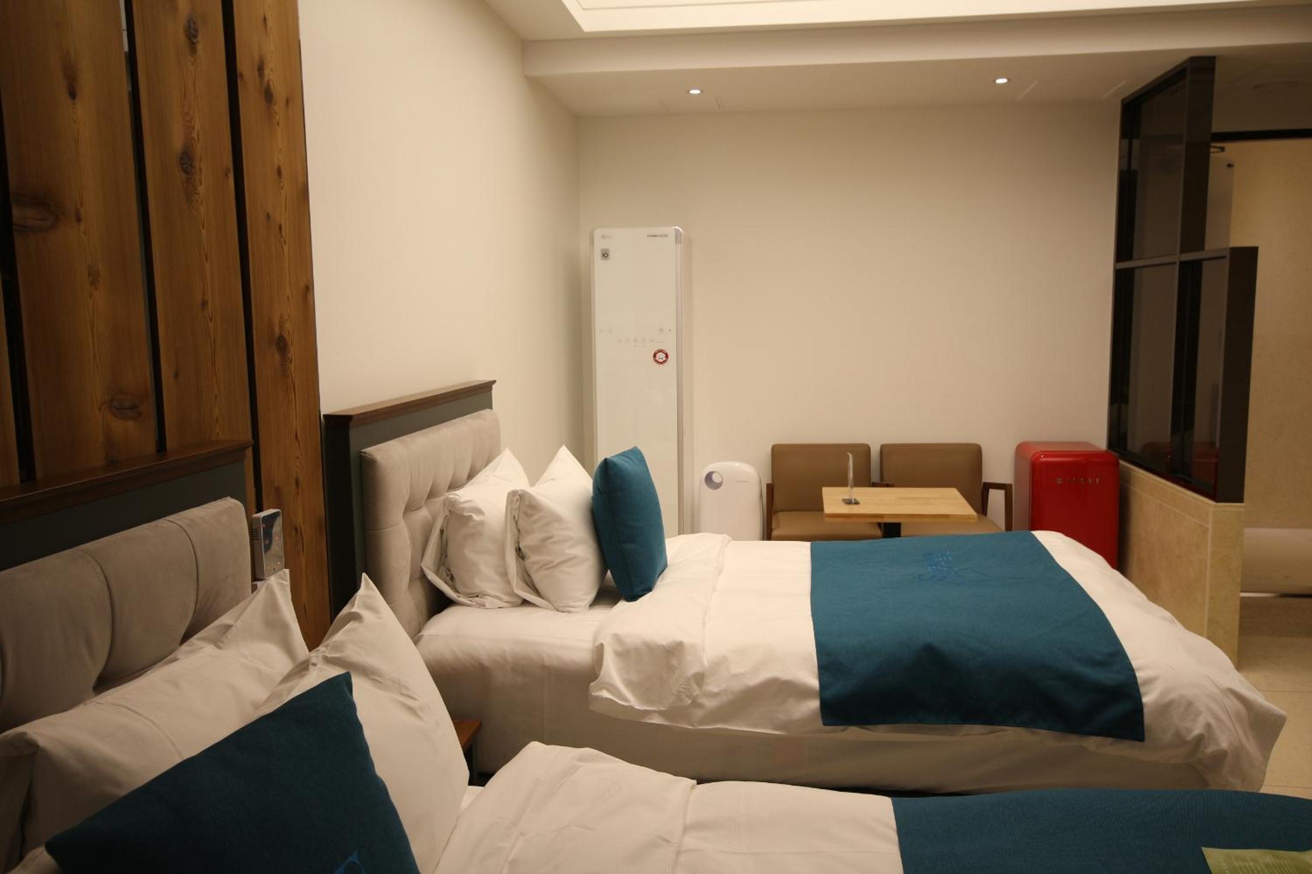 Premium Twin Room - Photo 11