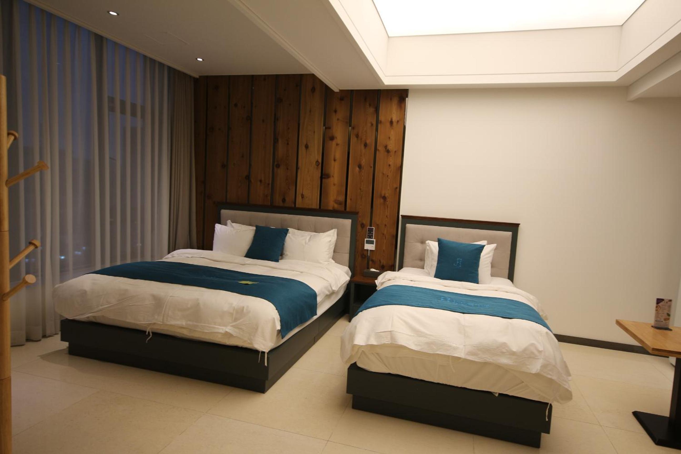 Premium Twin Room - Photo 9