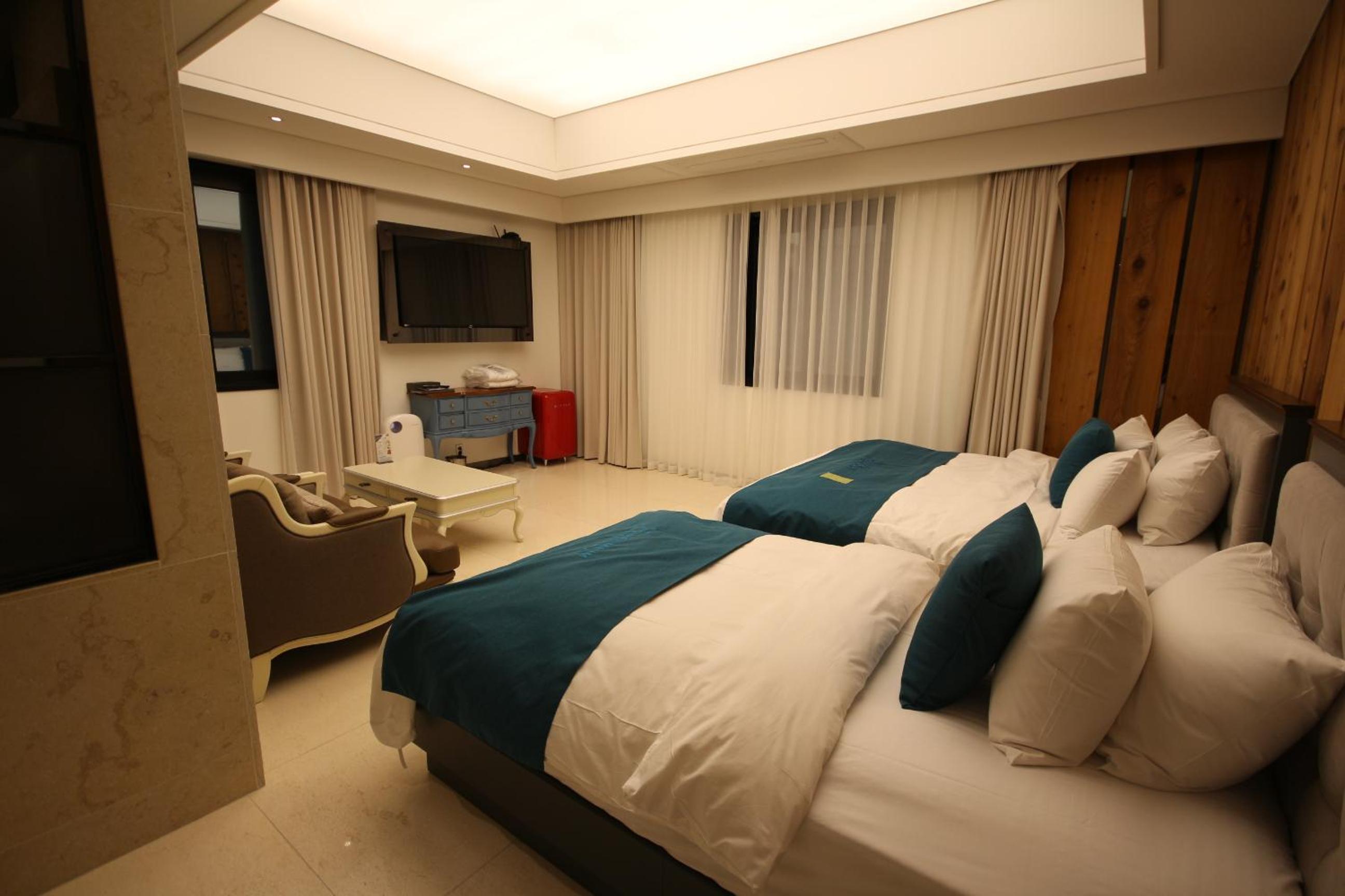 Premium Twin Room - Photo 4