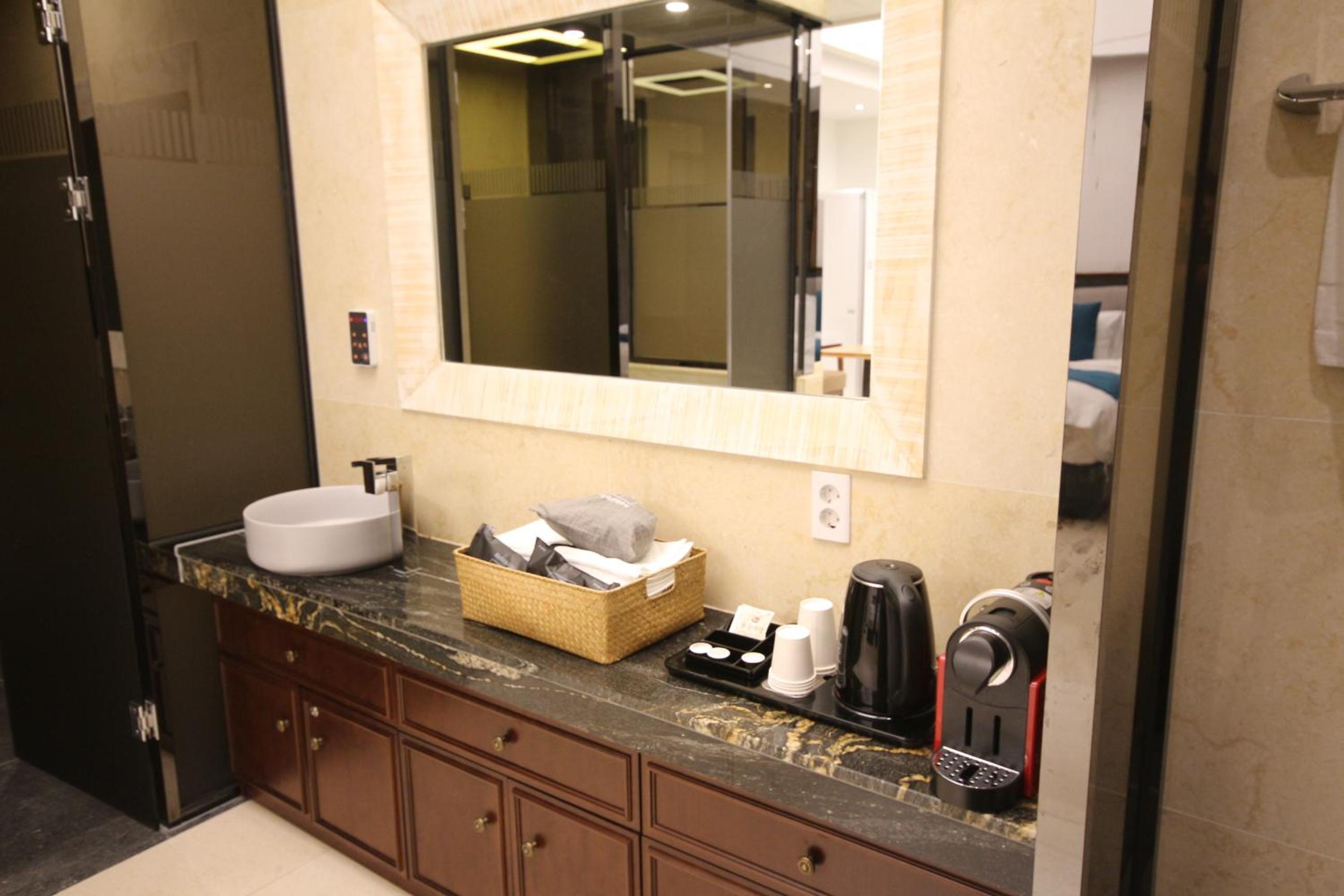 Premium Twin Room - Photo 19