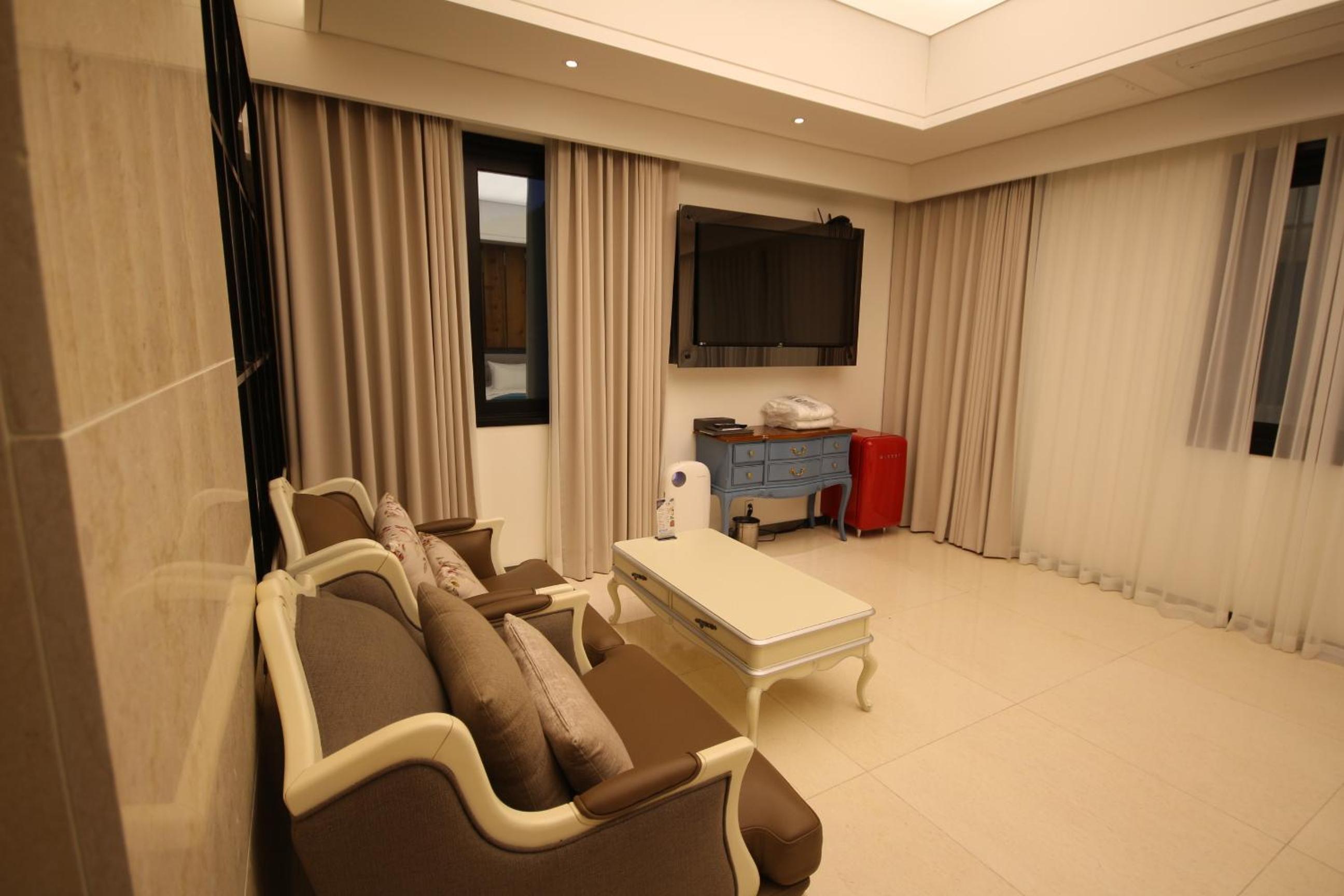 Premium Twin Room - Photo 2