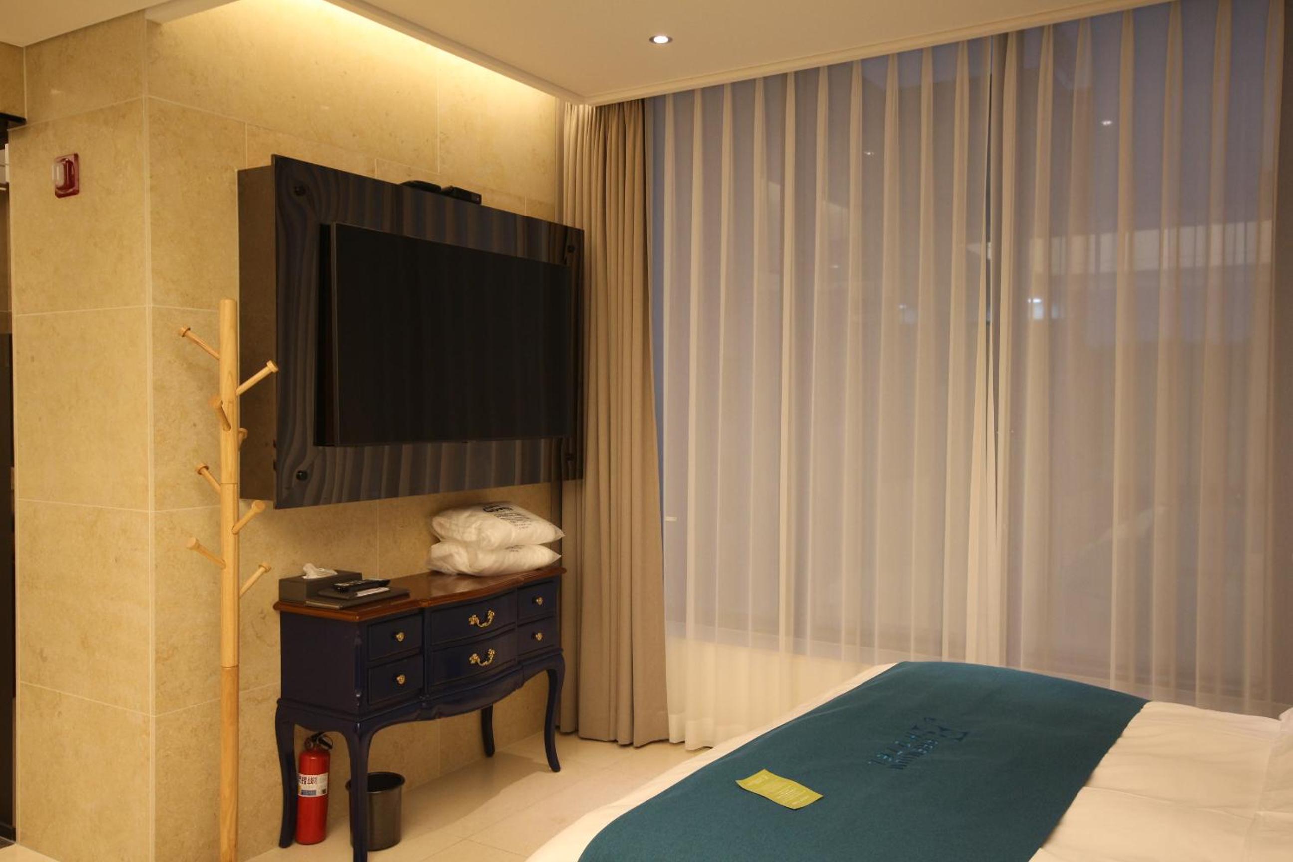 Premium Twin Room - Photo 20