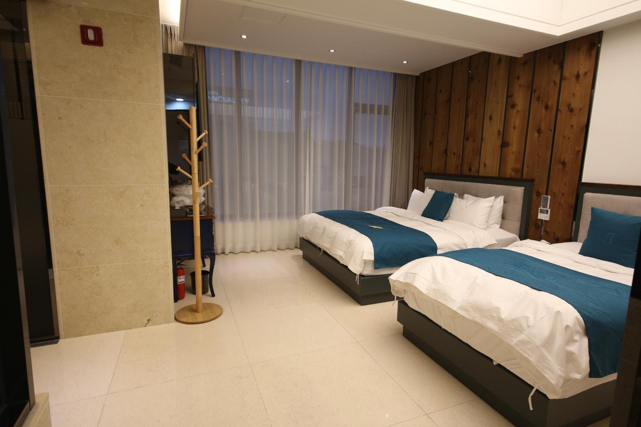 Premium Twin Room - Photo 3