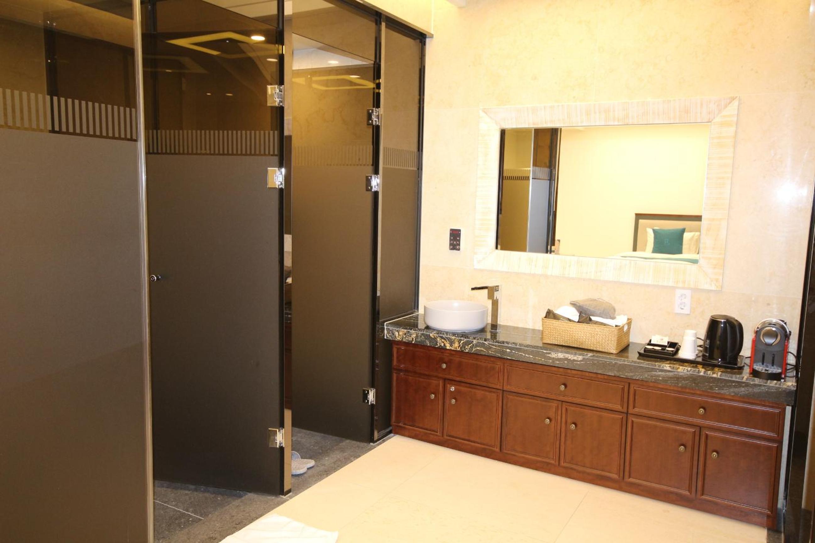 Premium Twin Room - Photo 18