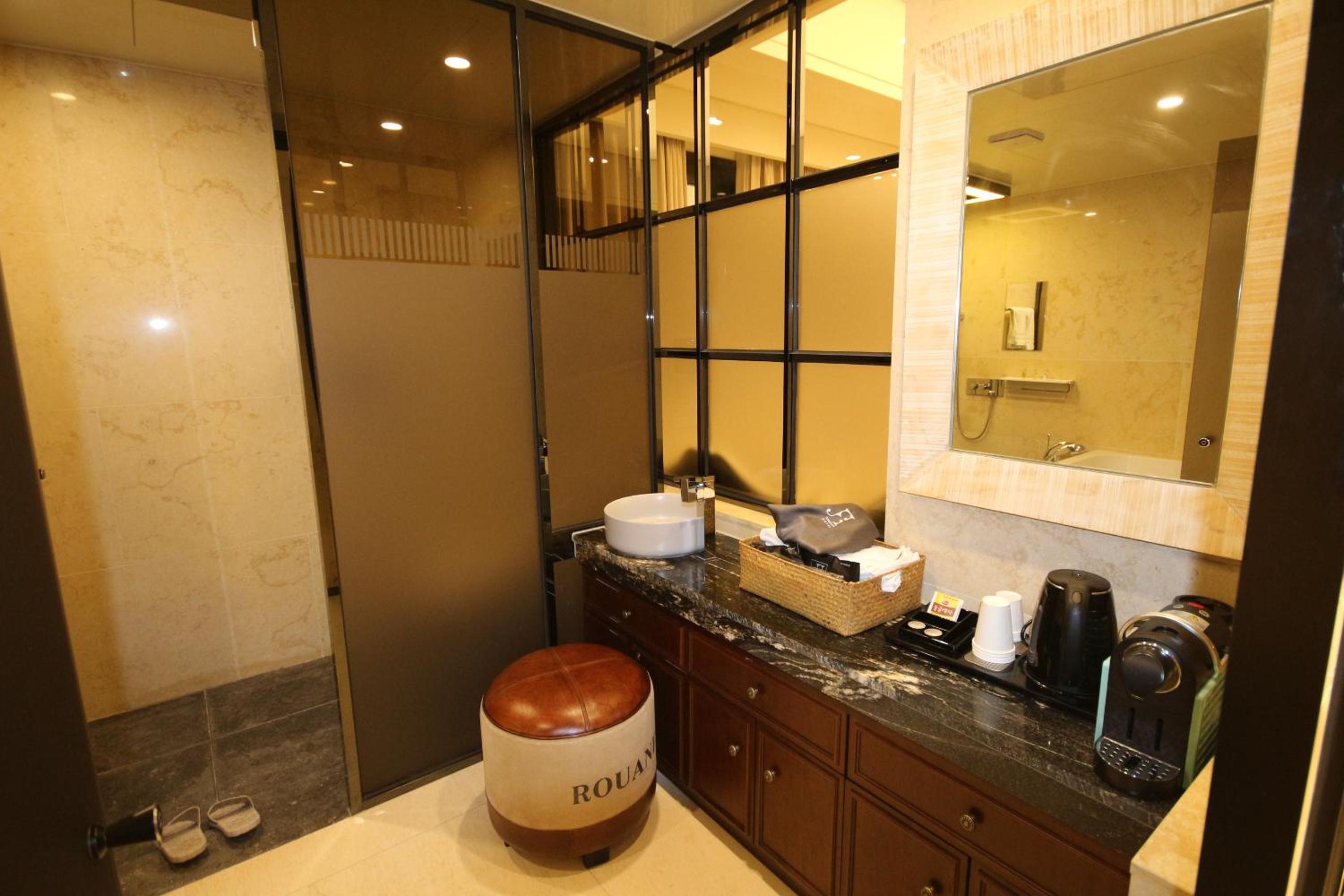 Premium Twin Room - Photo 17