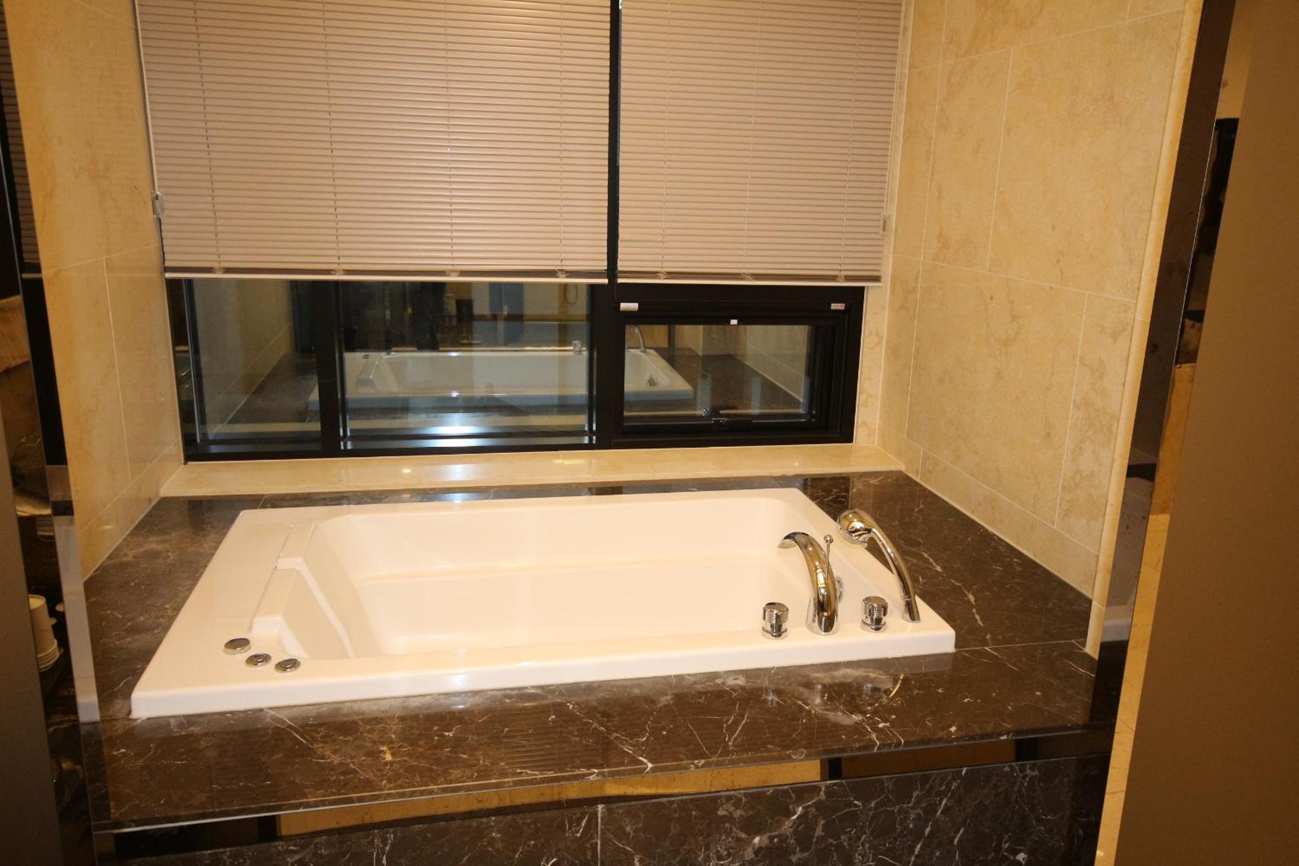 Premium Twin Room - Photo 5
