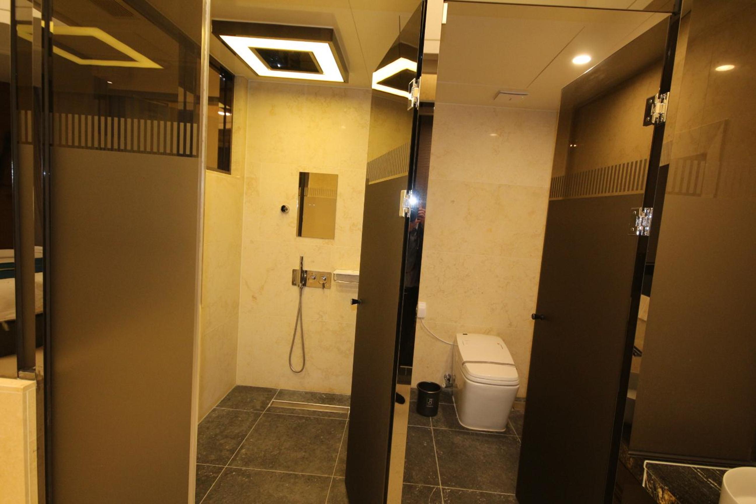 Premium Twin Room - Photo 16