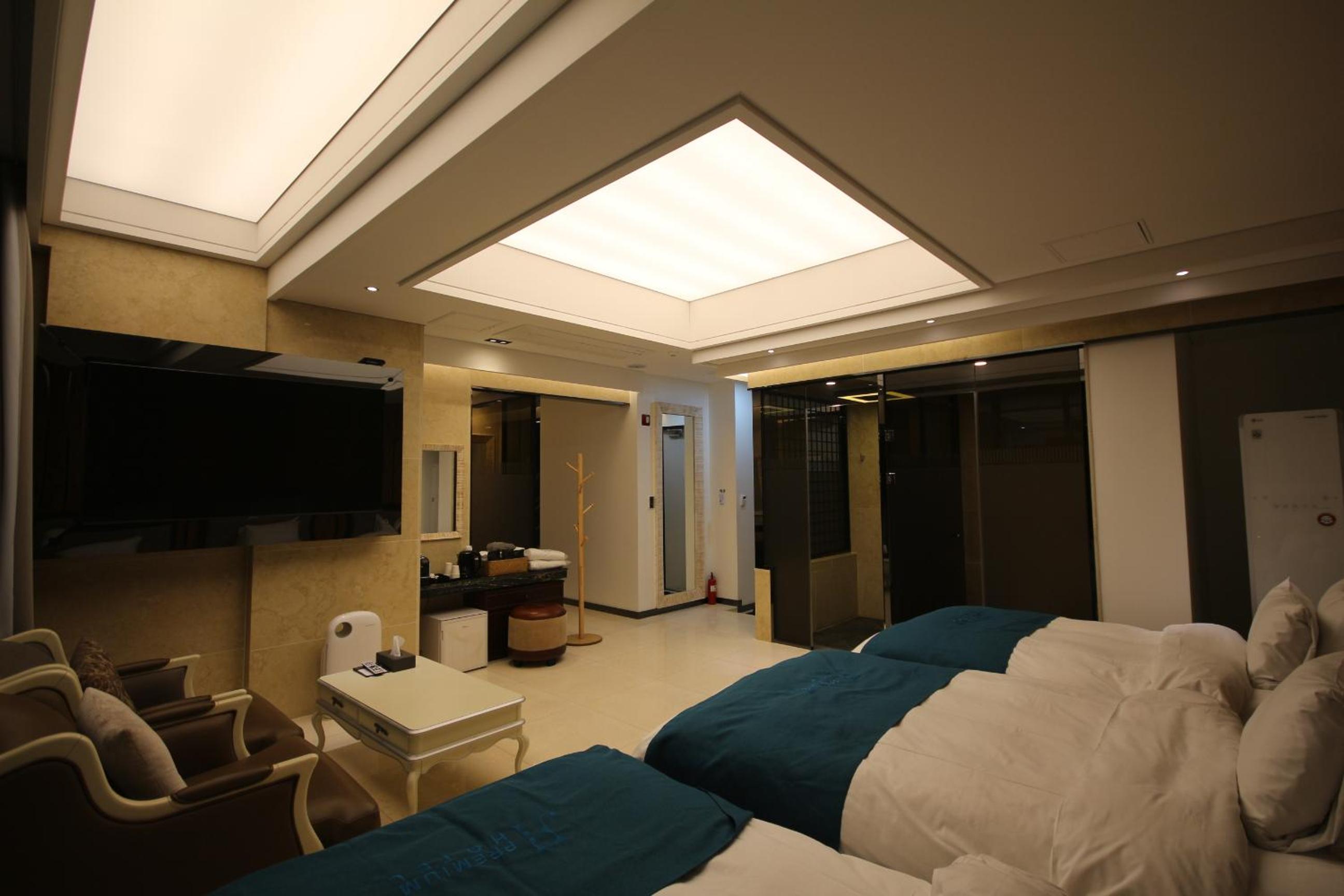 Suite Triple Room - Photo 13