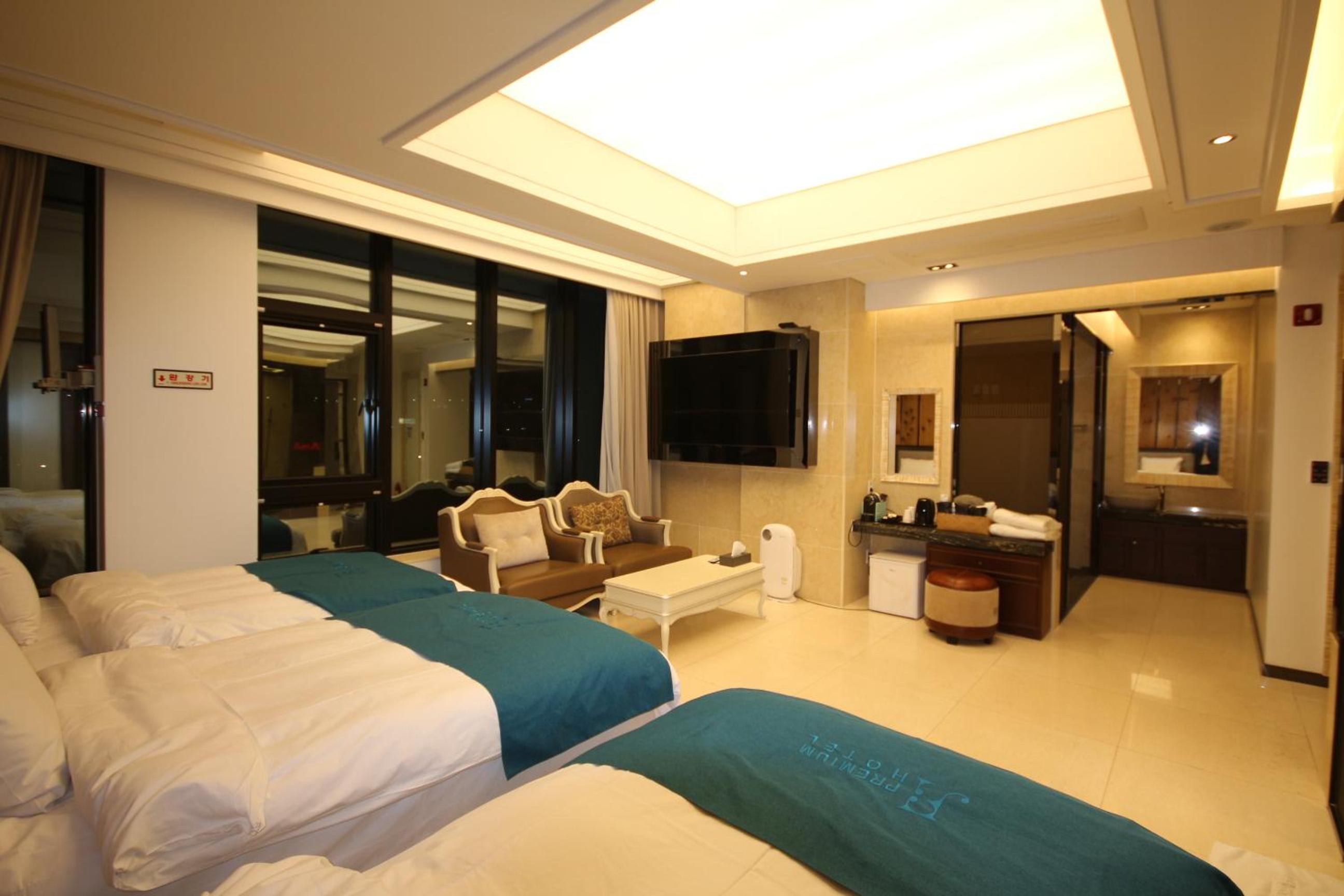 Suite Triple Room - Photo 5