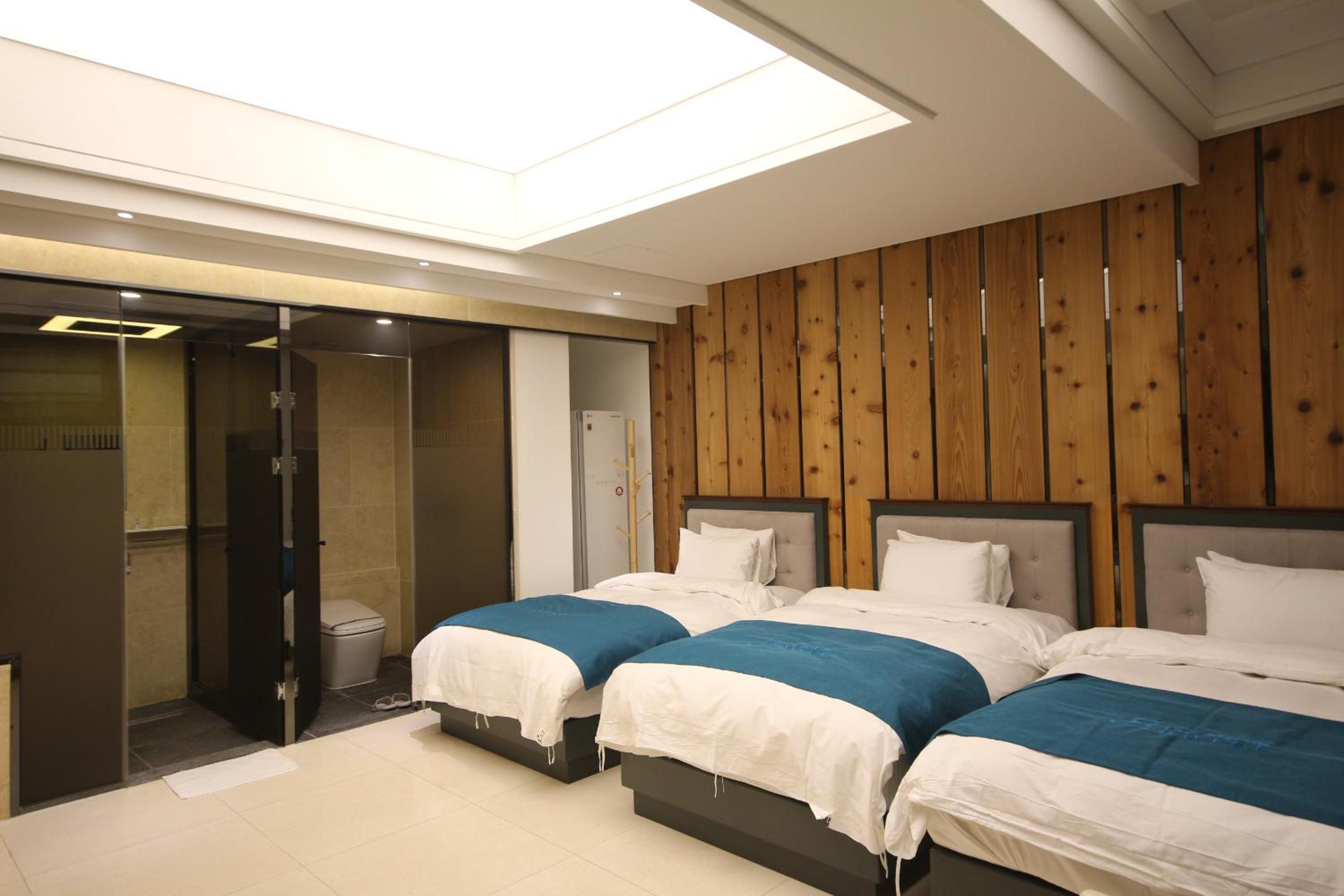 Suite Triple Room - Photo 7