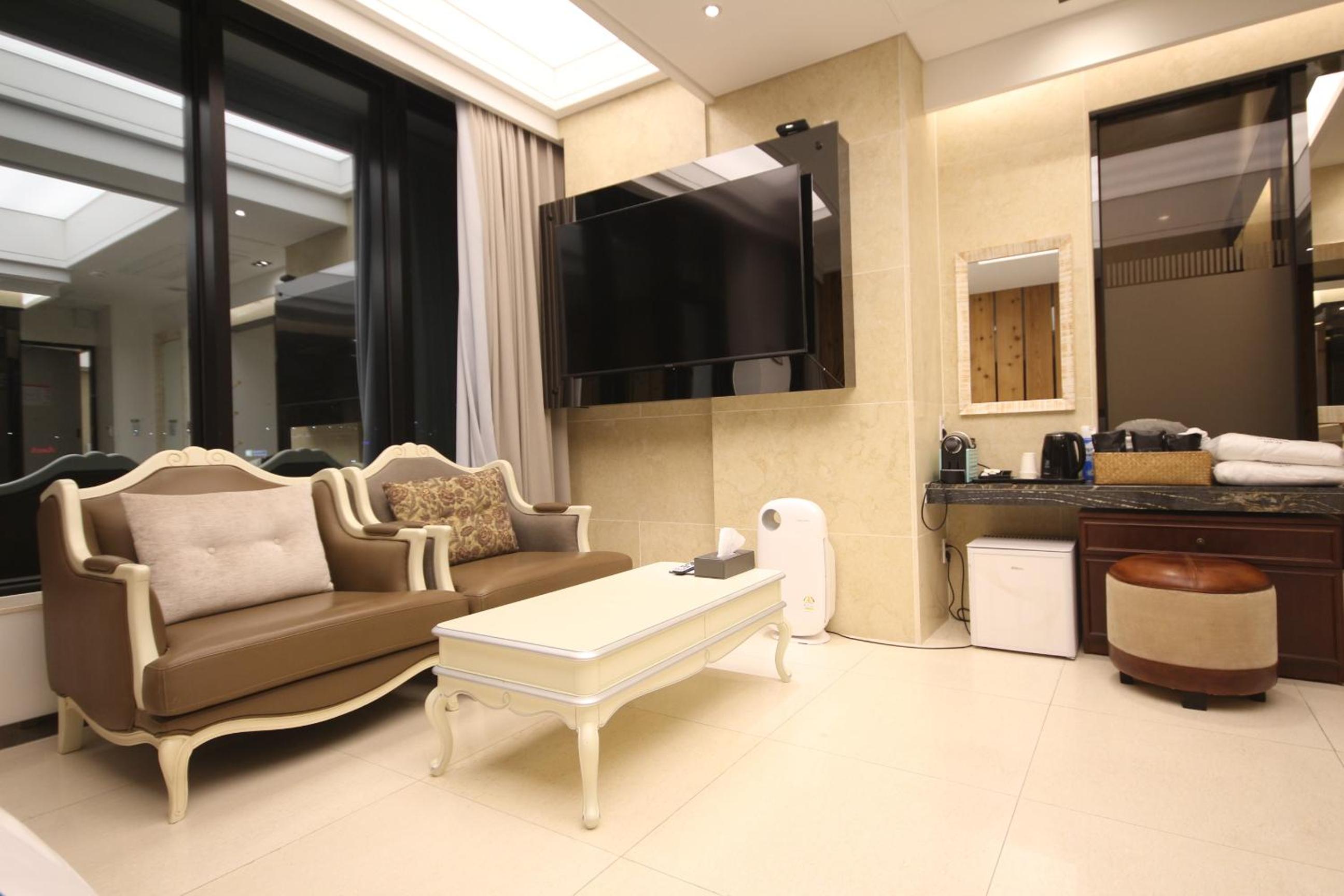 Suite Triple Room - Photo 16