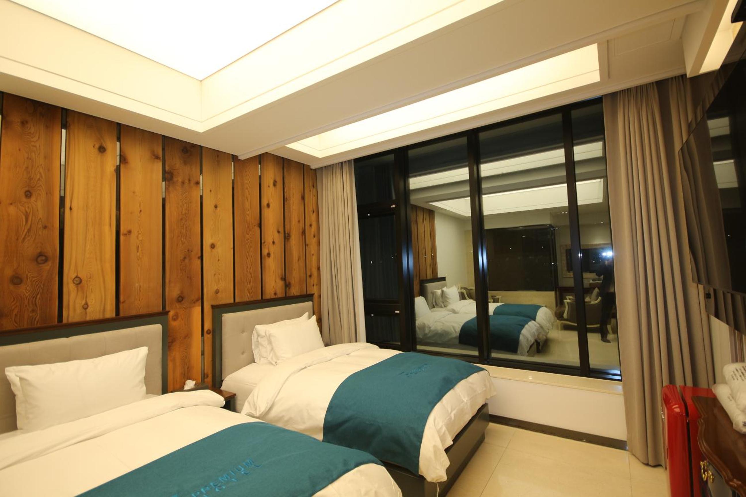 Suite Triple Room - Photo 11