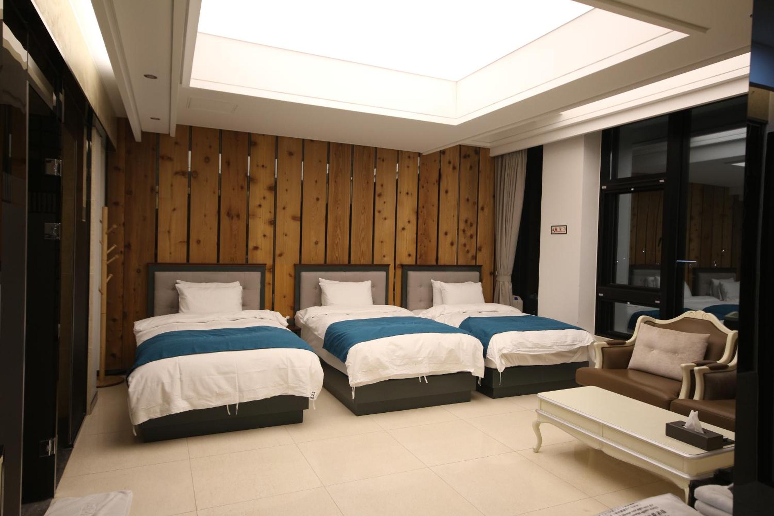 Suite Triple Room - Photo 8