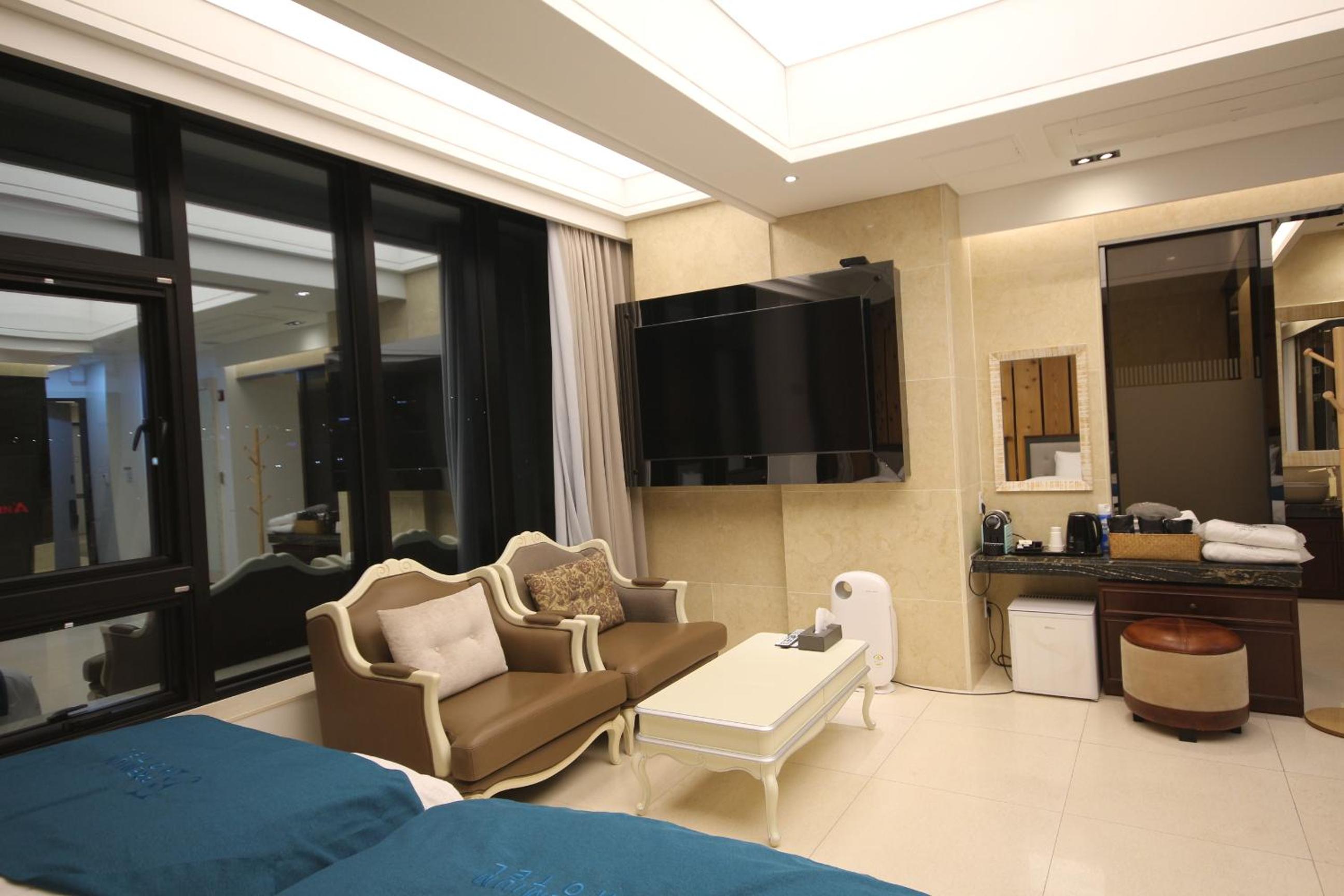 Suite Triple Room - Photo 18