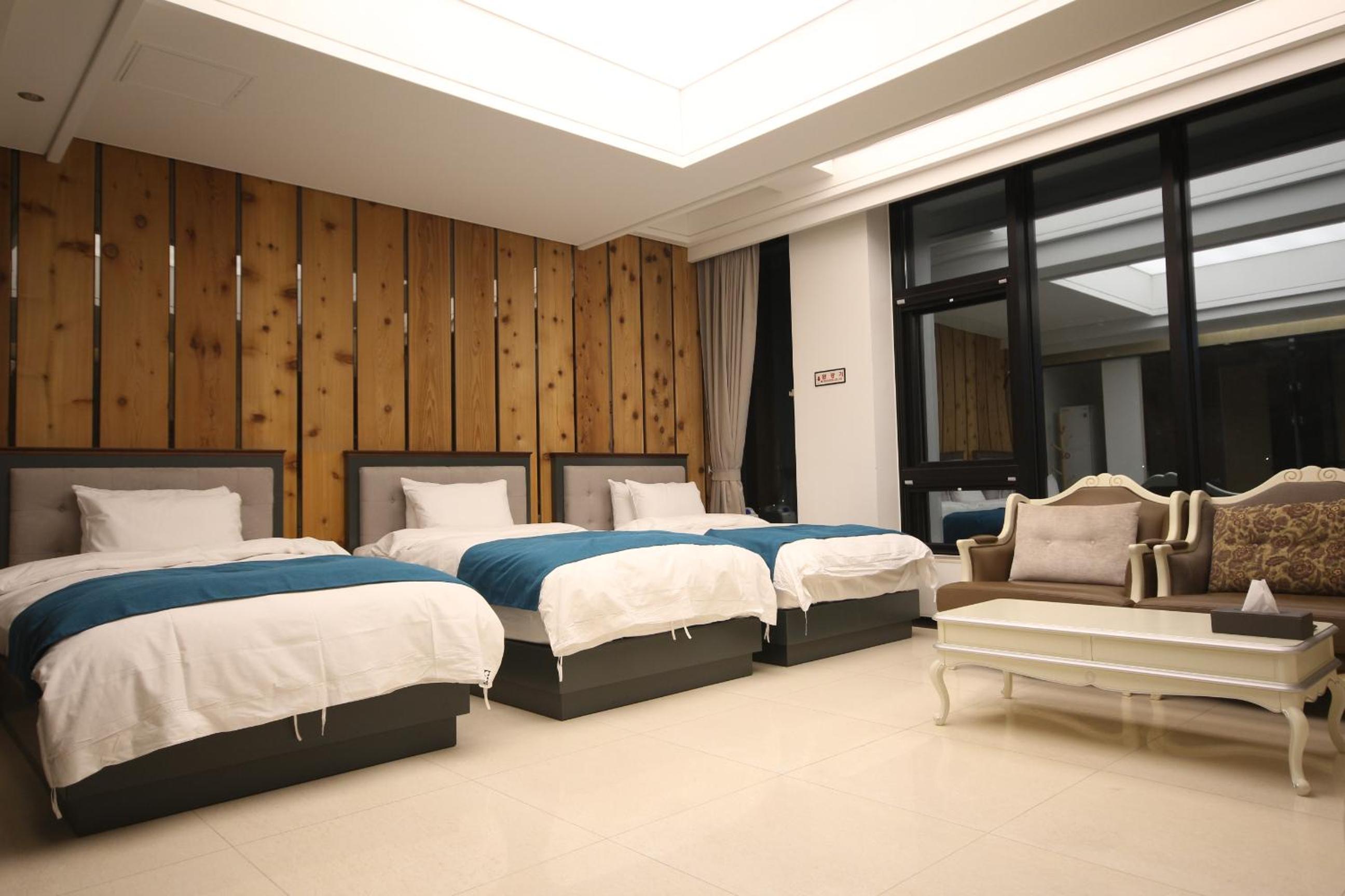 Suite Triple Room - Photo 20