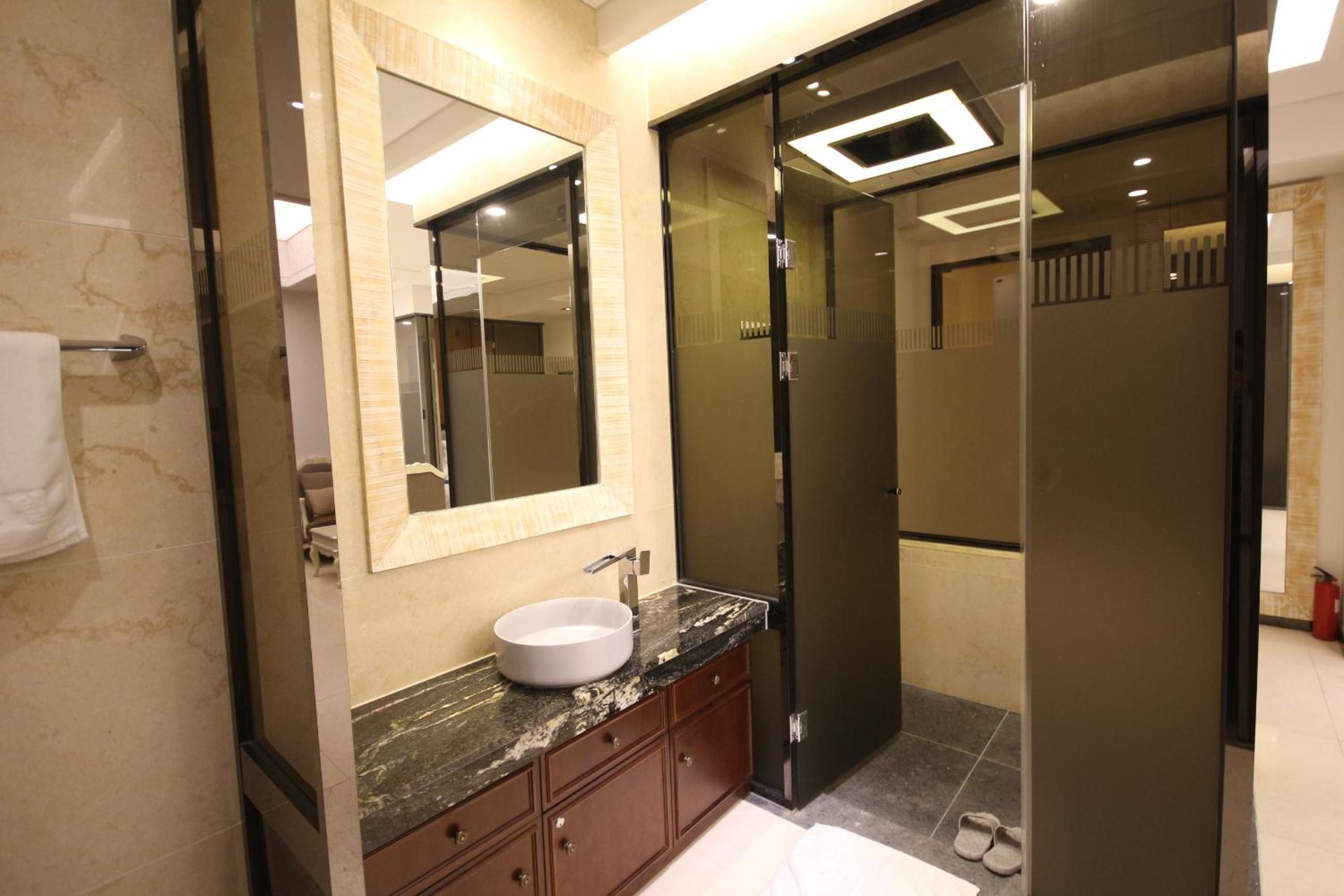 Suite Triple Room - Photo 19