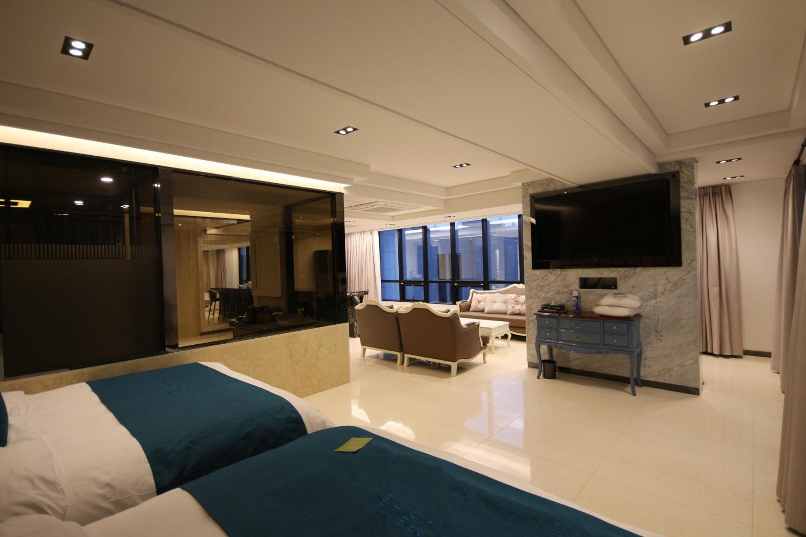 Penthouse - Photo 1
