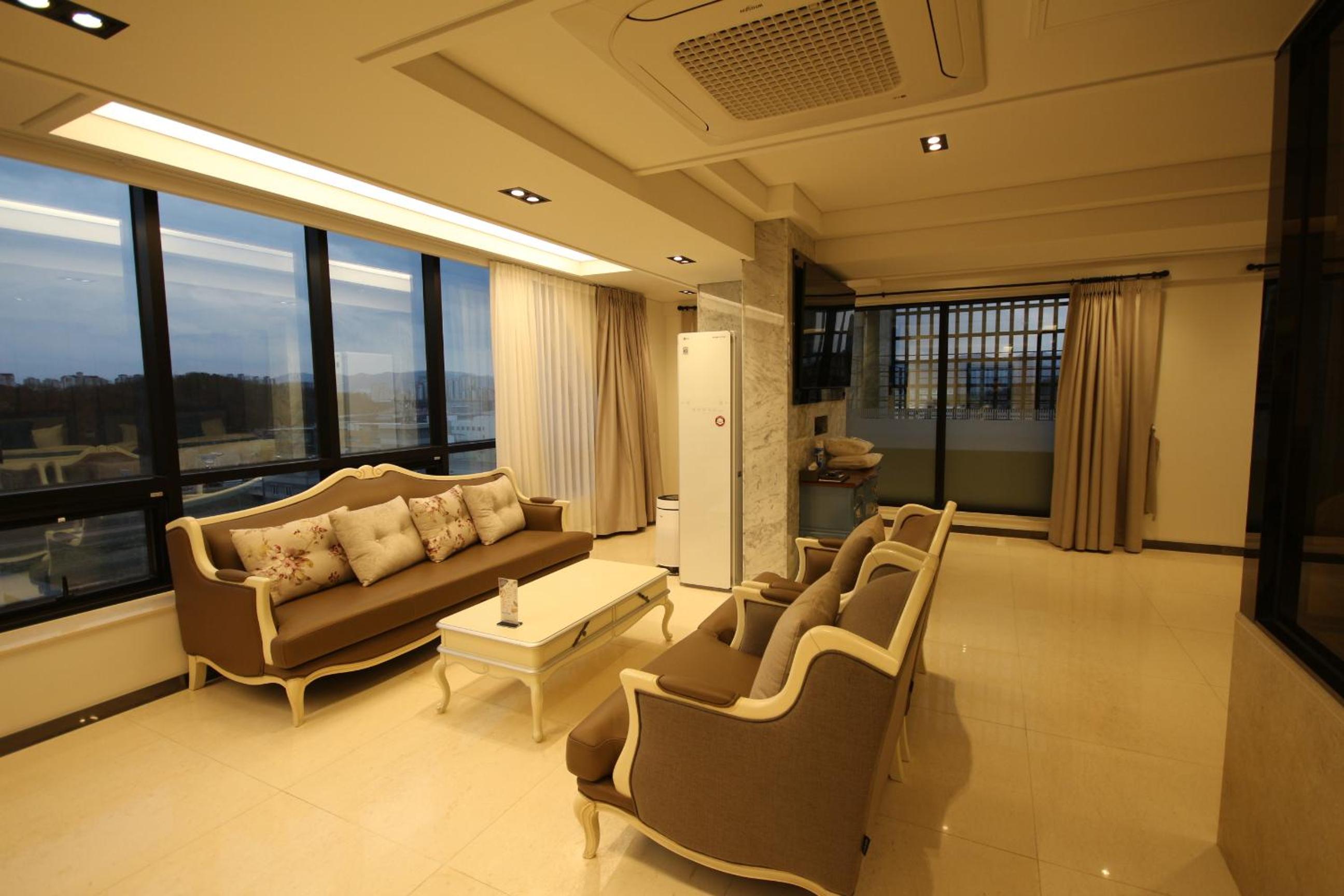 Penthouse - Photo 3