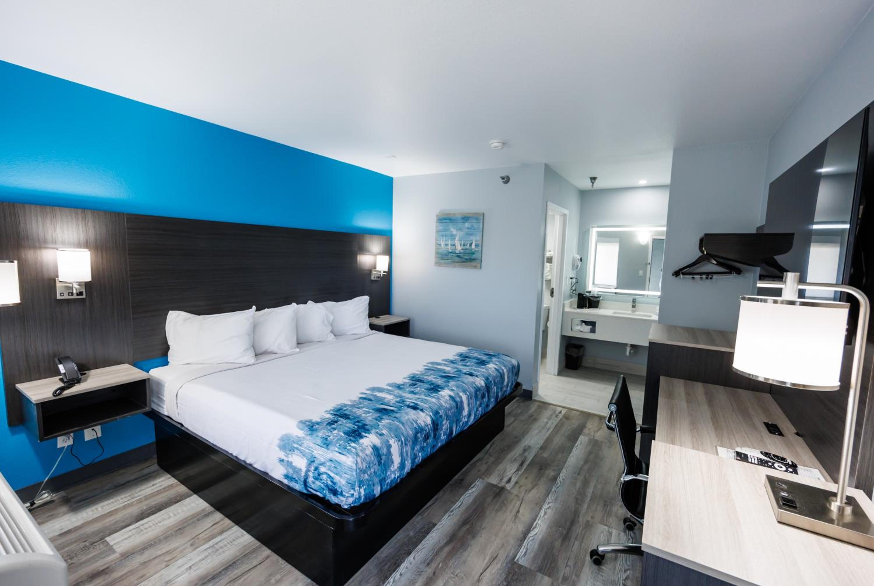 King Room - Non-Smoking - Photo 5