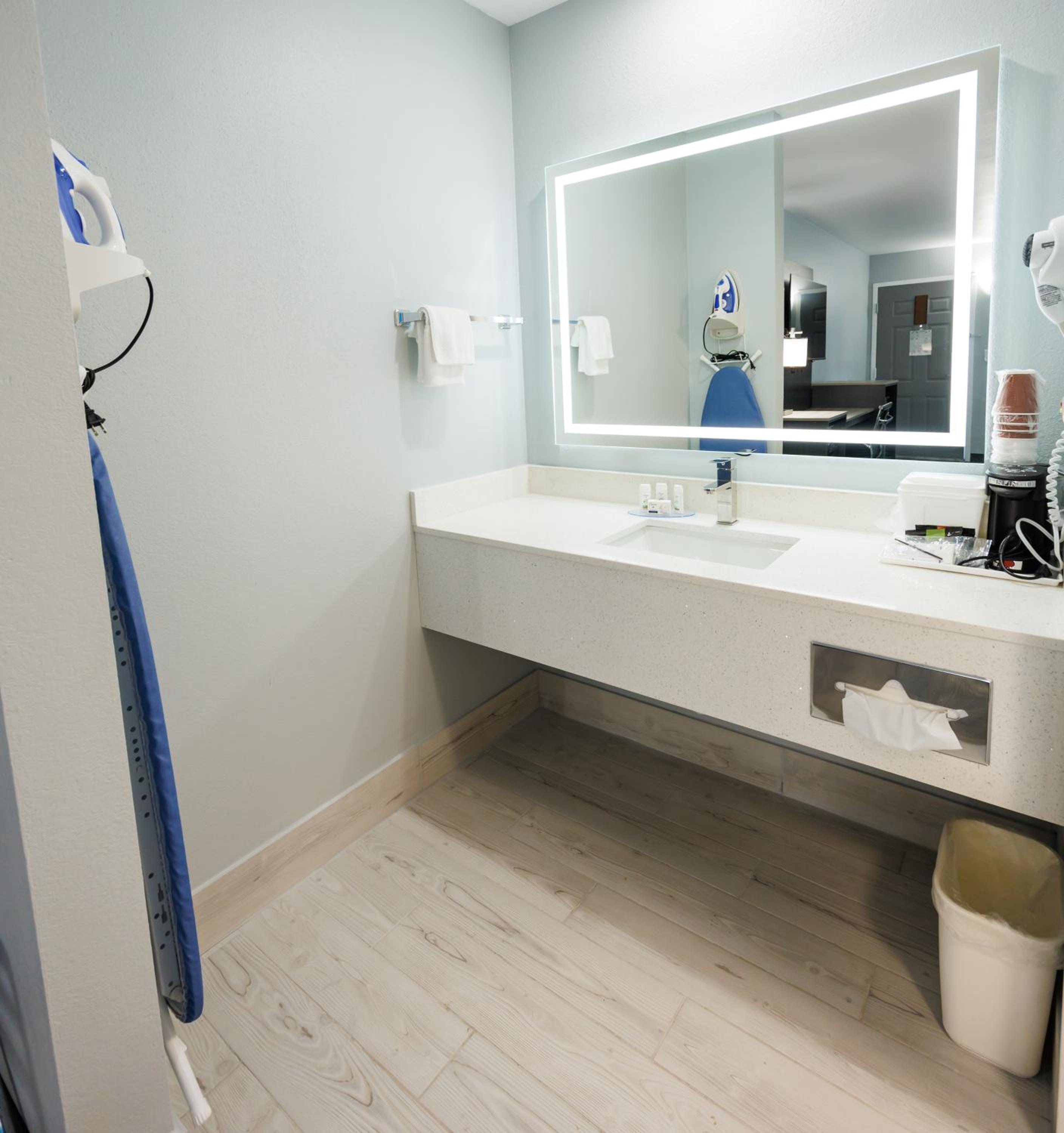 King Room - Non-Smoking - Photo 4