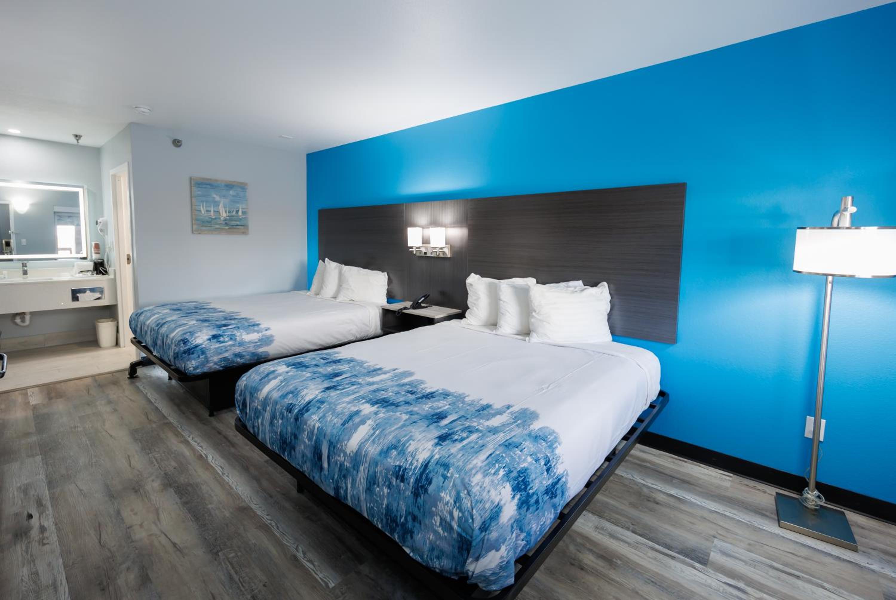 Queen Room with Two Queen Beds - Non-Smoking - Photo 5