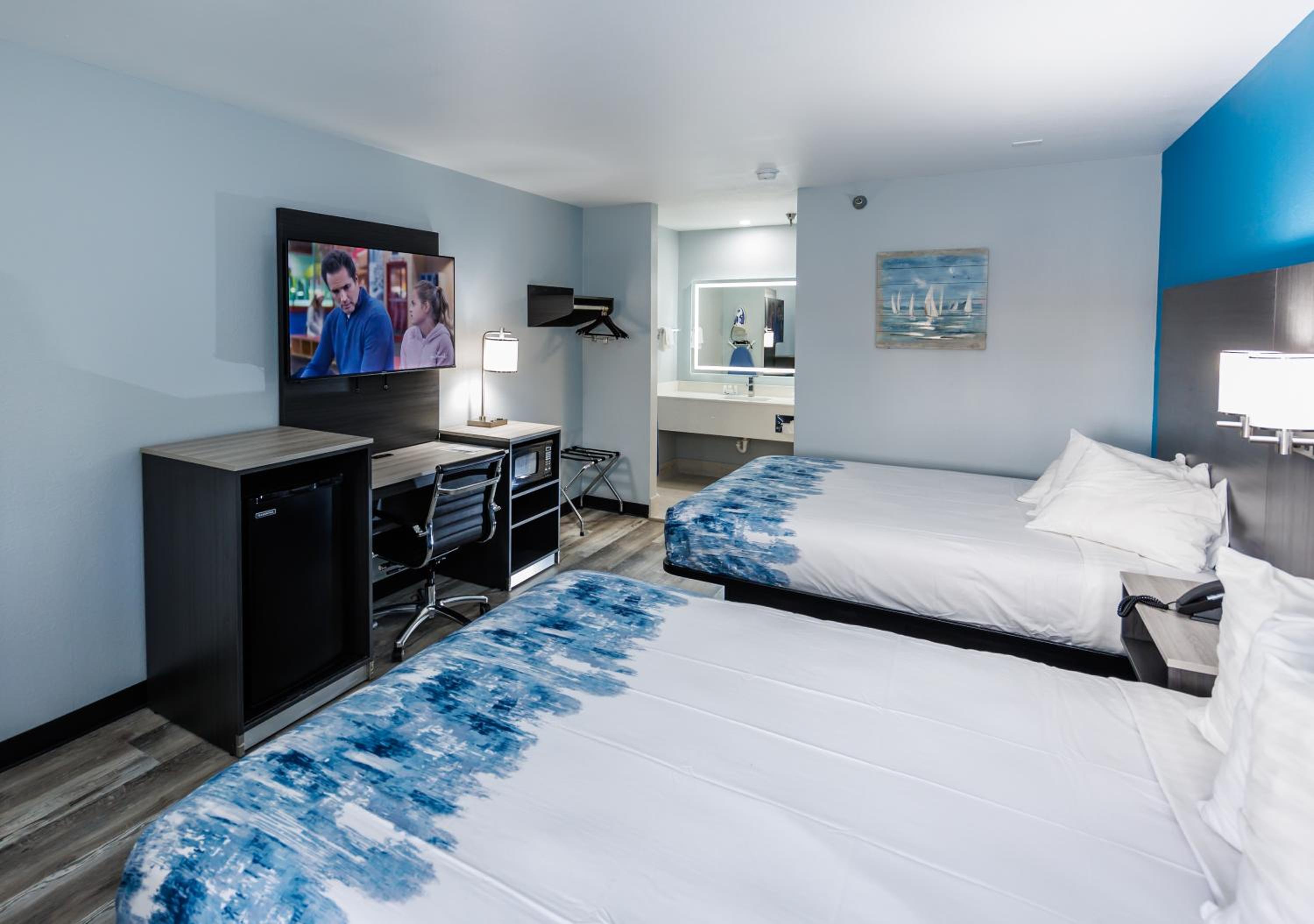 Queen Room with Two Queen Beds - Non-Smoking - Photo 4
