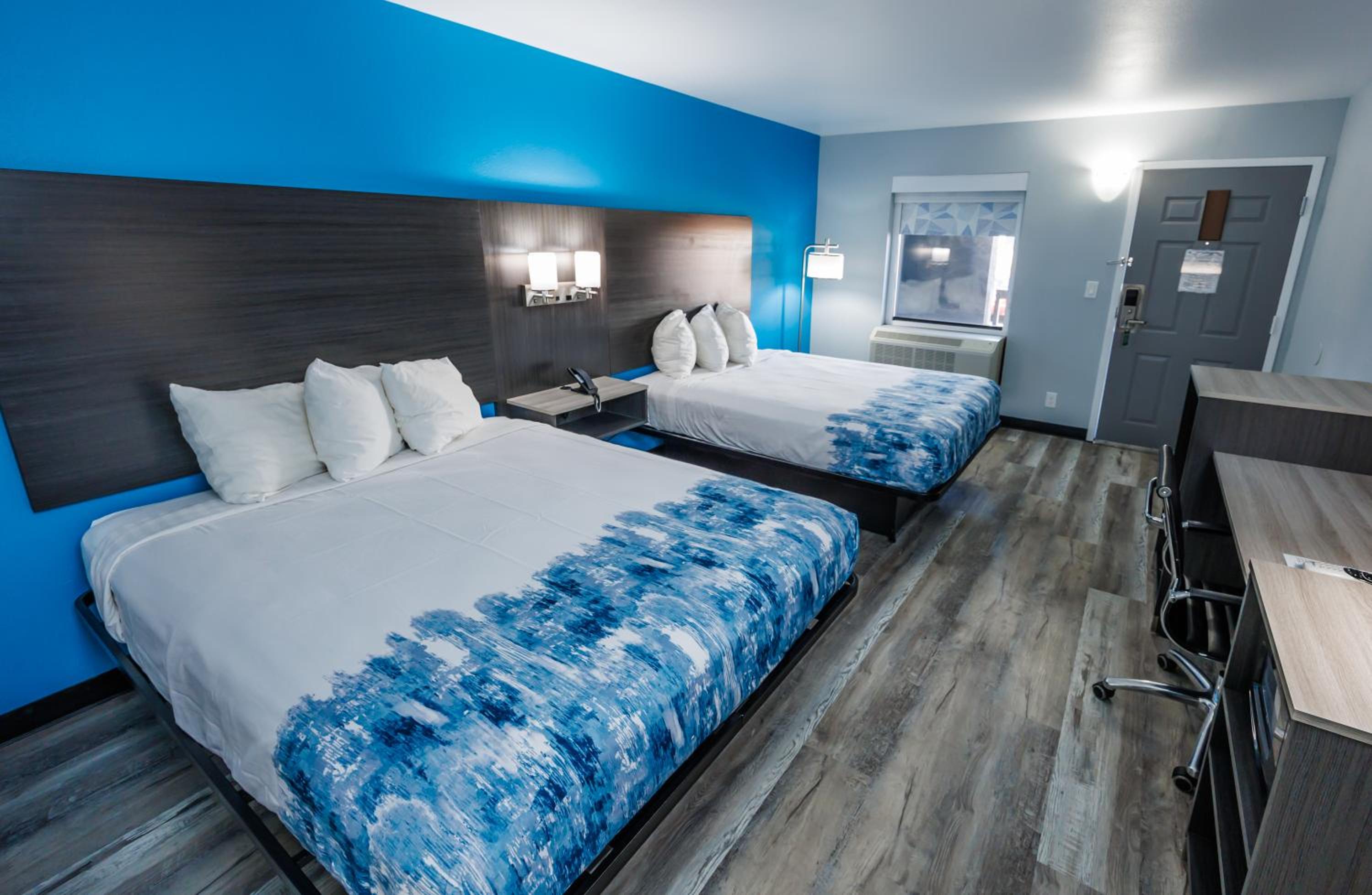 Queen Room with Two Queen Beds - Non-Smoking - Photo 7