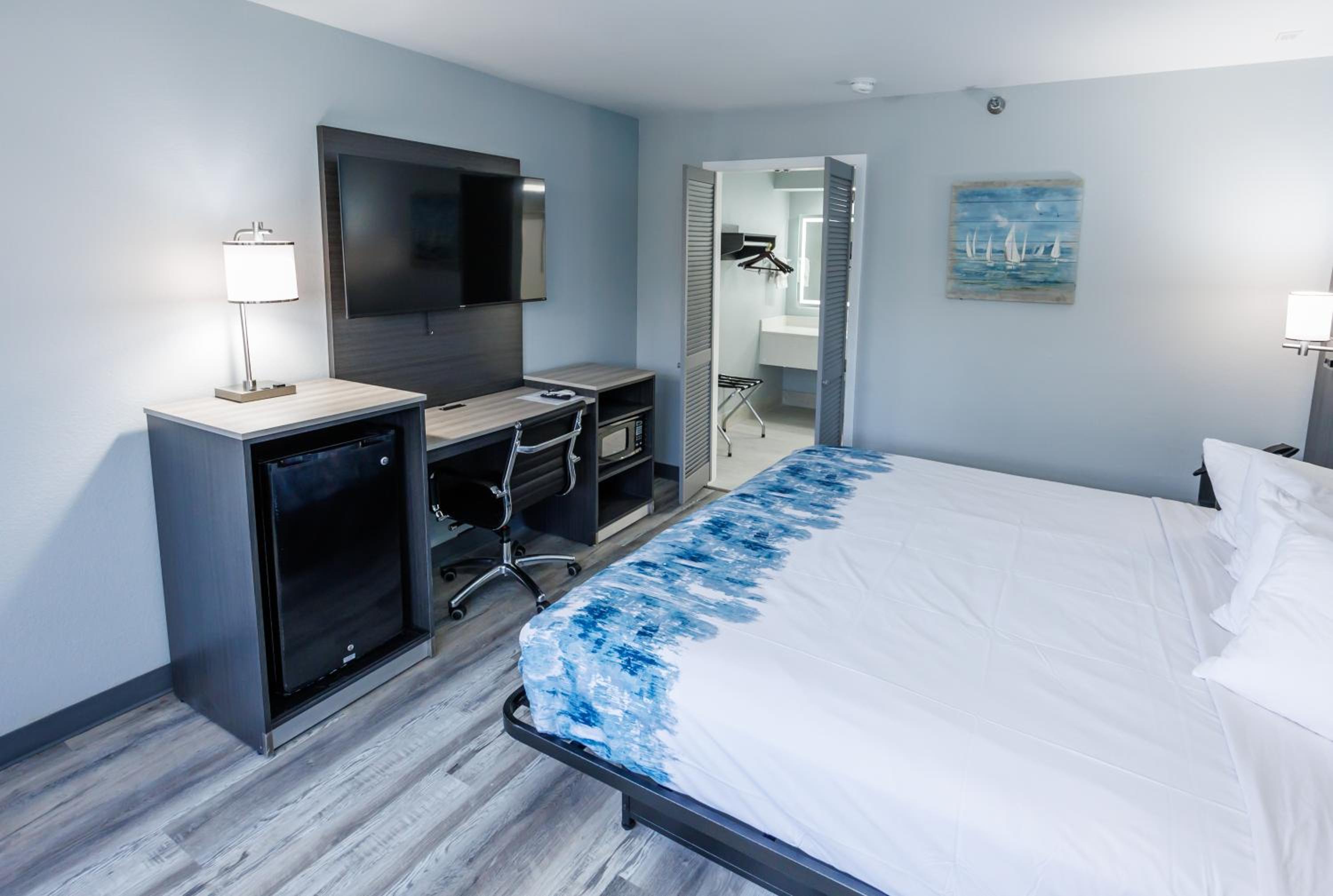 King Suite - Non-Smoking - Photo 2
