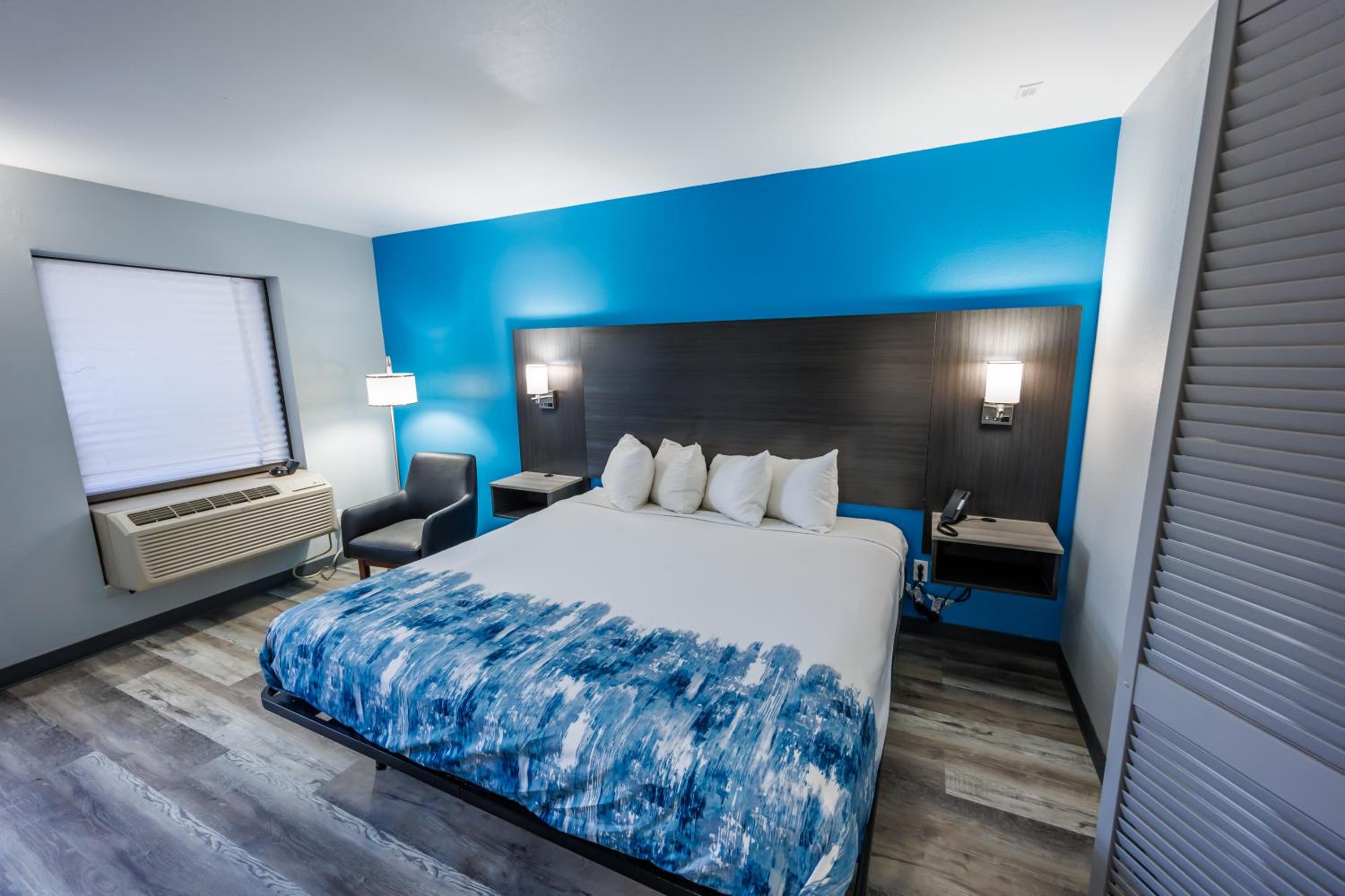 Deluxe King Room - Non-Smoking - Photo 2