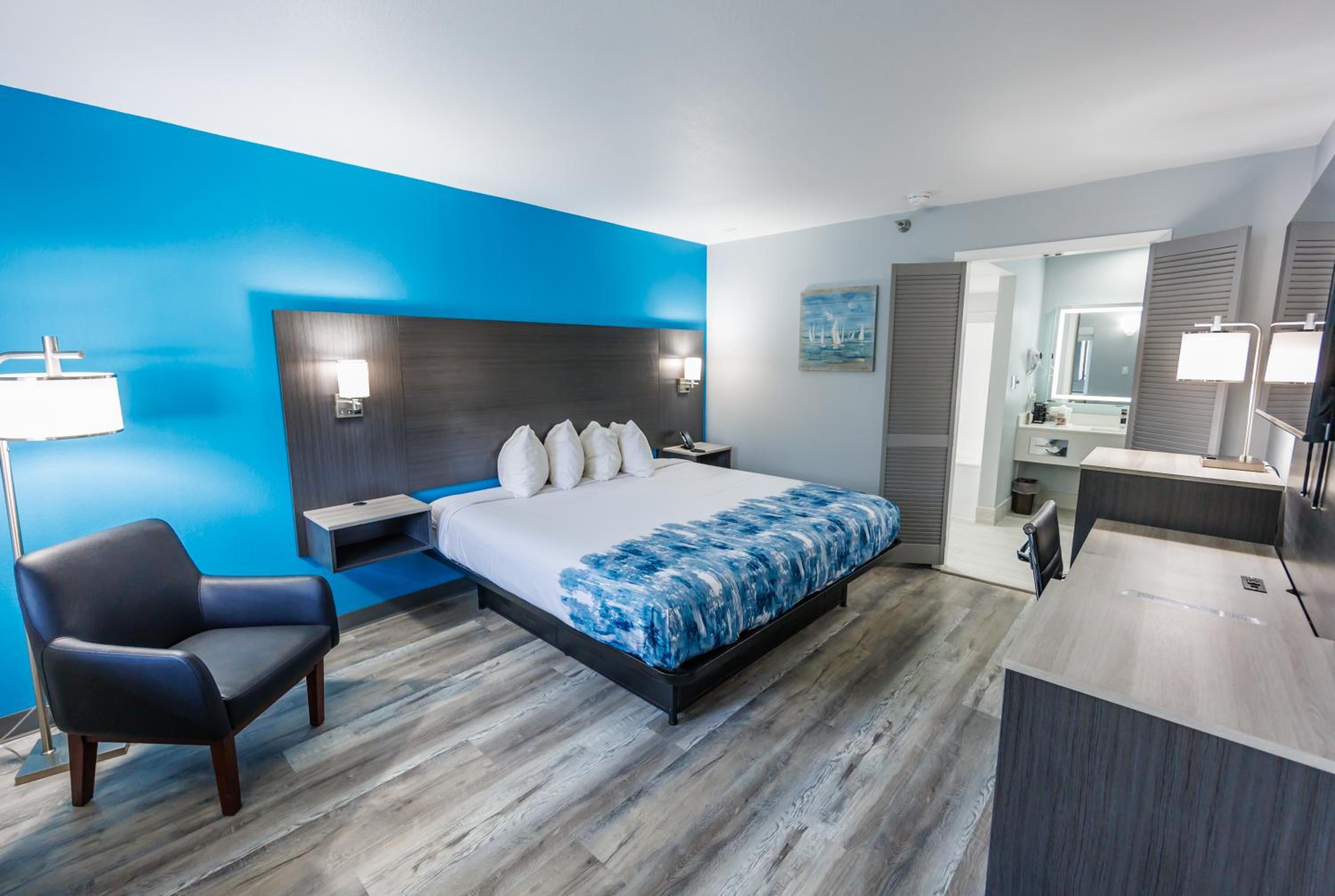 Deluxe King Room - Non-Smoking - Photo 3
