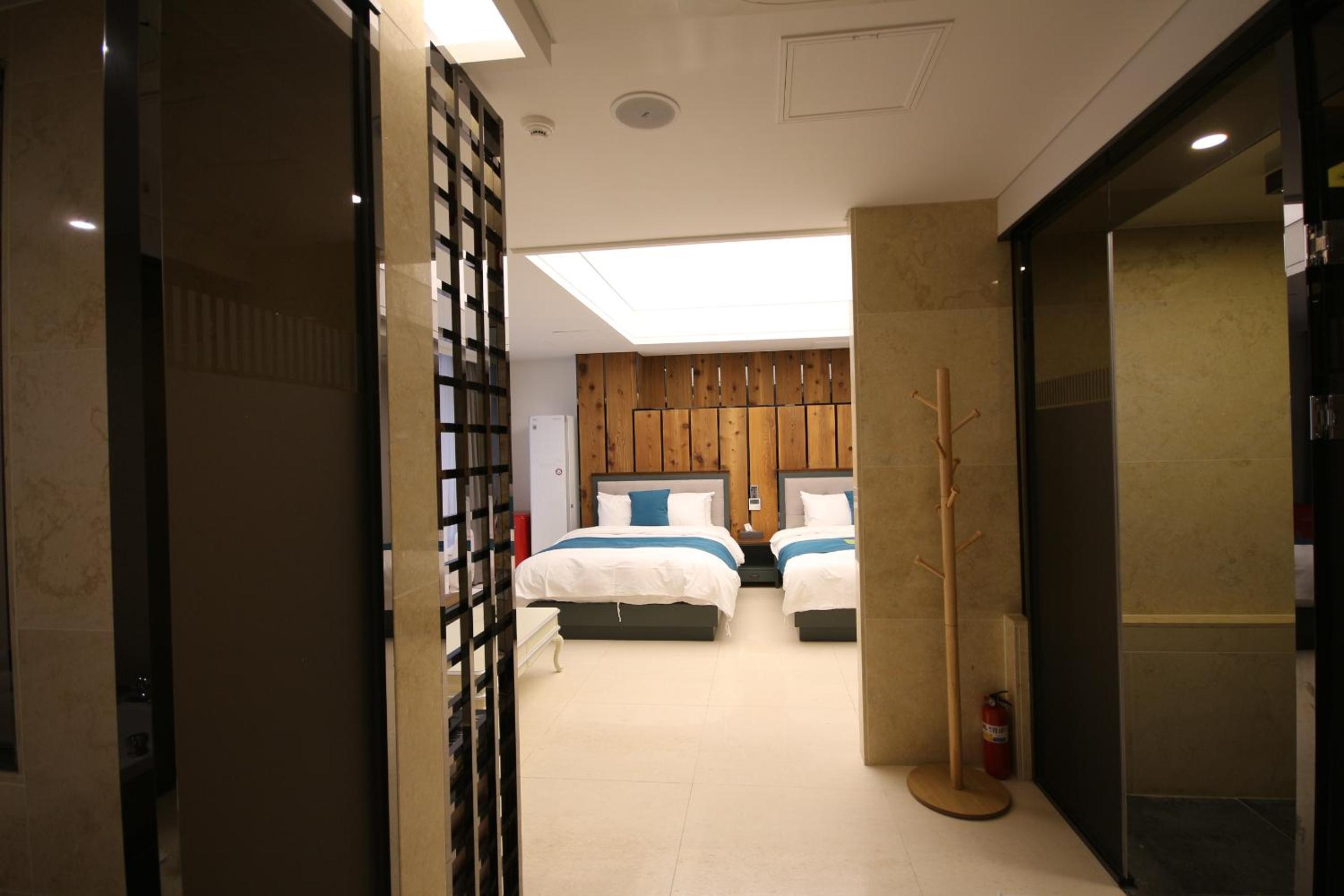 Suite Family Room - Photo 7