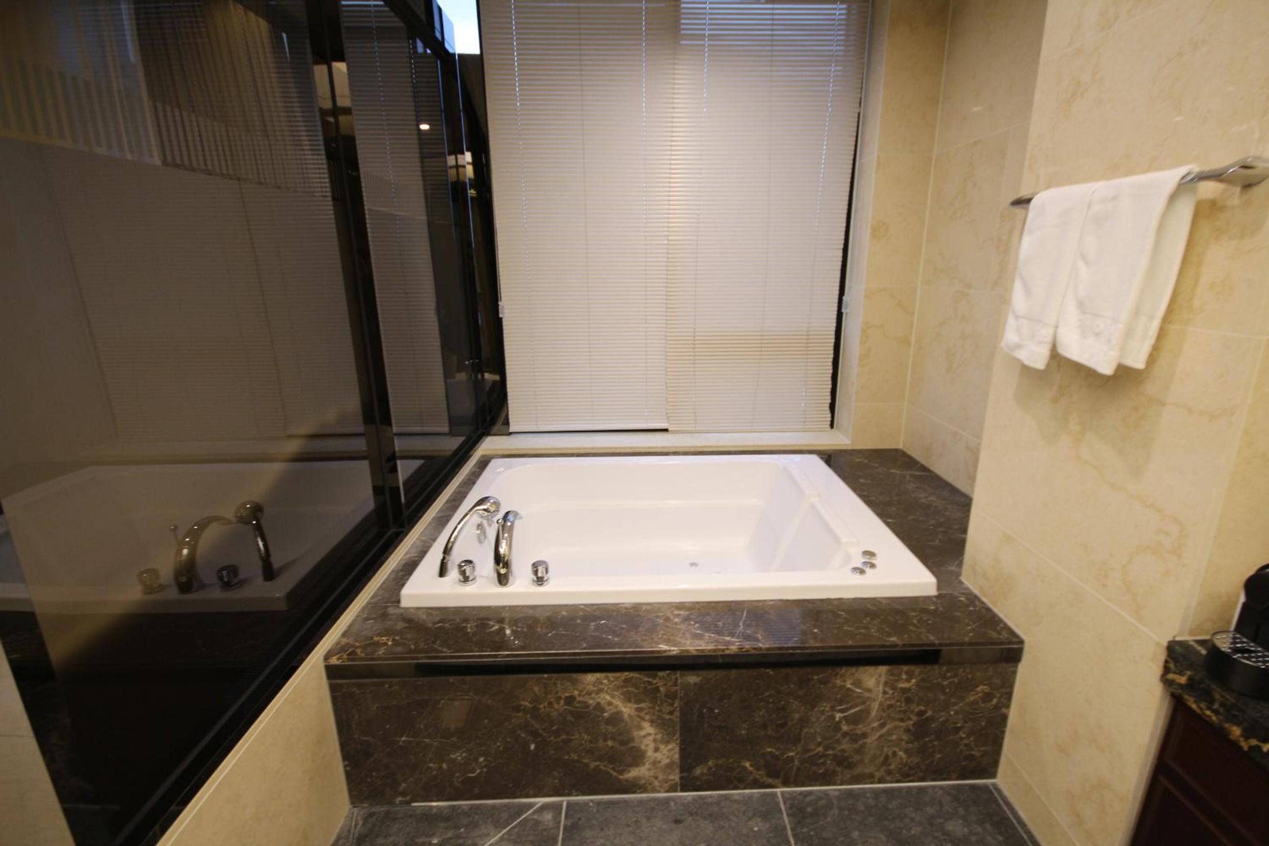 Suite Family Room - Photo 6