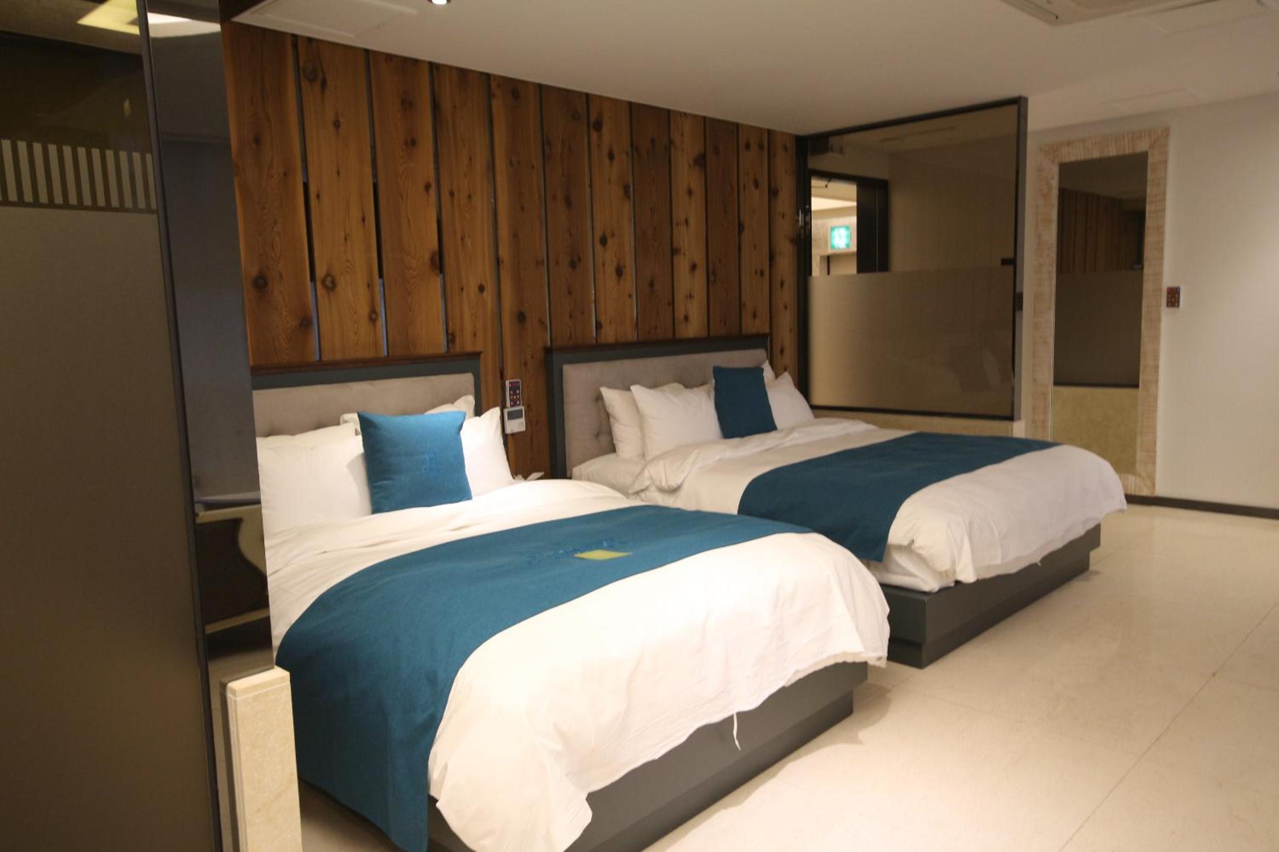 Suite Family Room - Photo 3