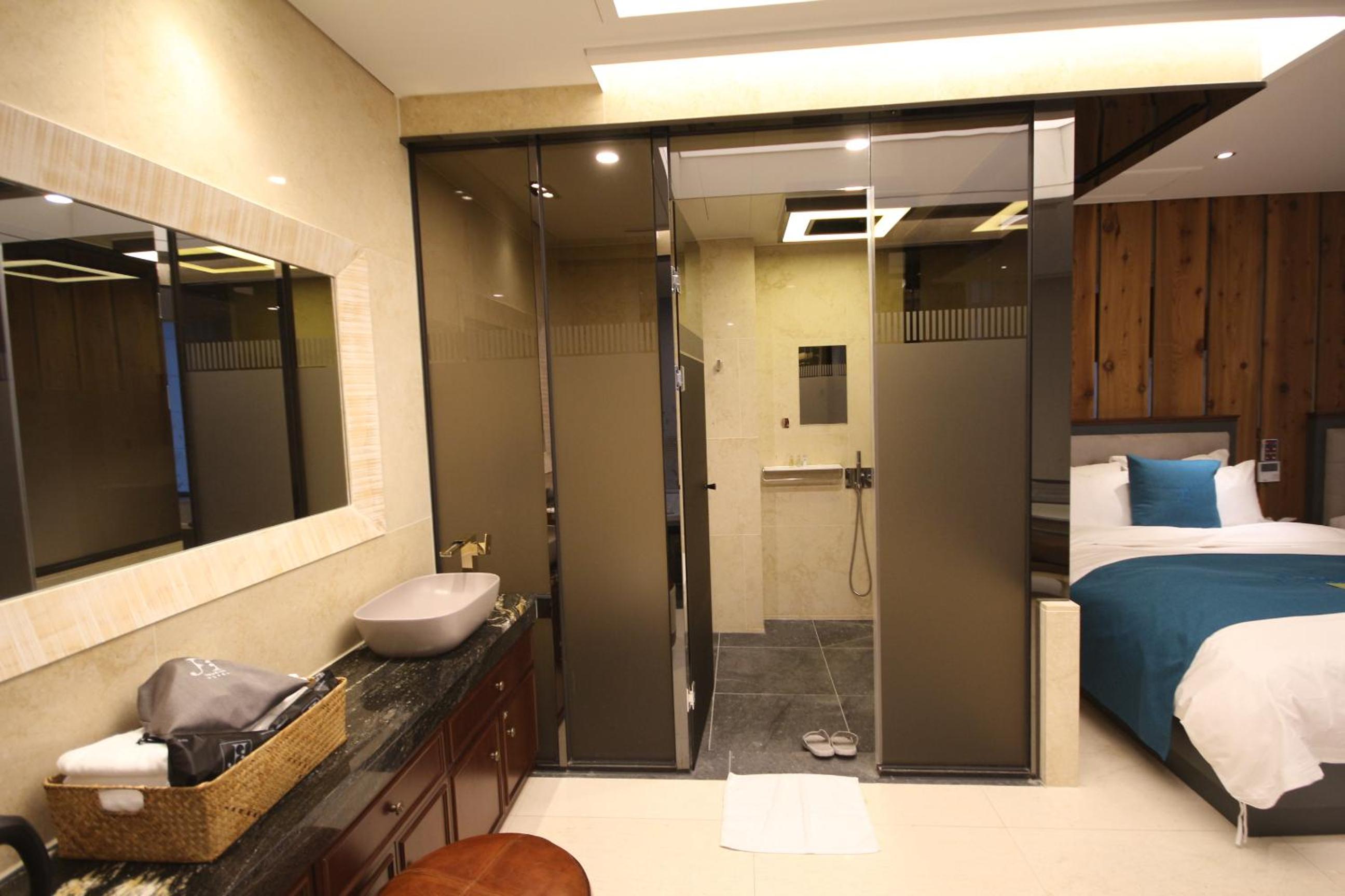 Suite Family Room - Photo 4