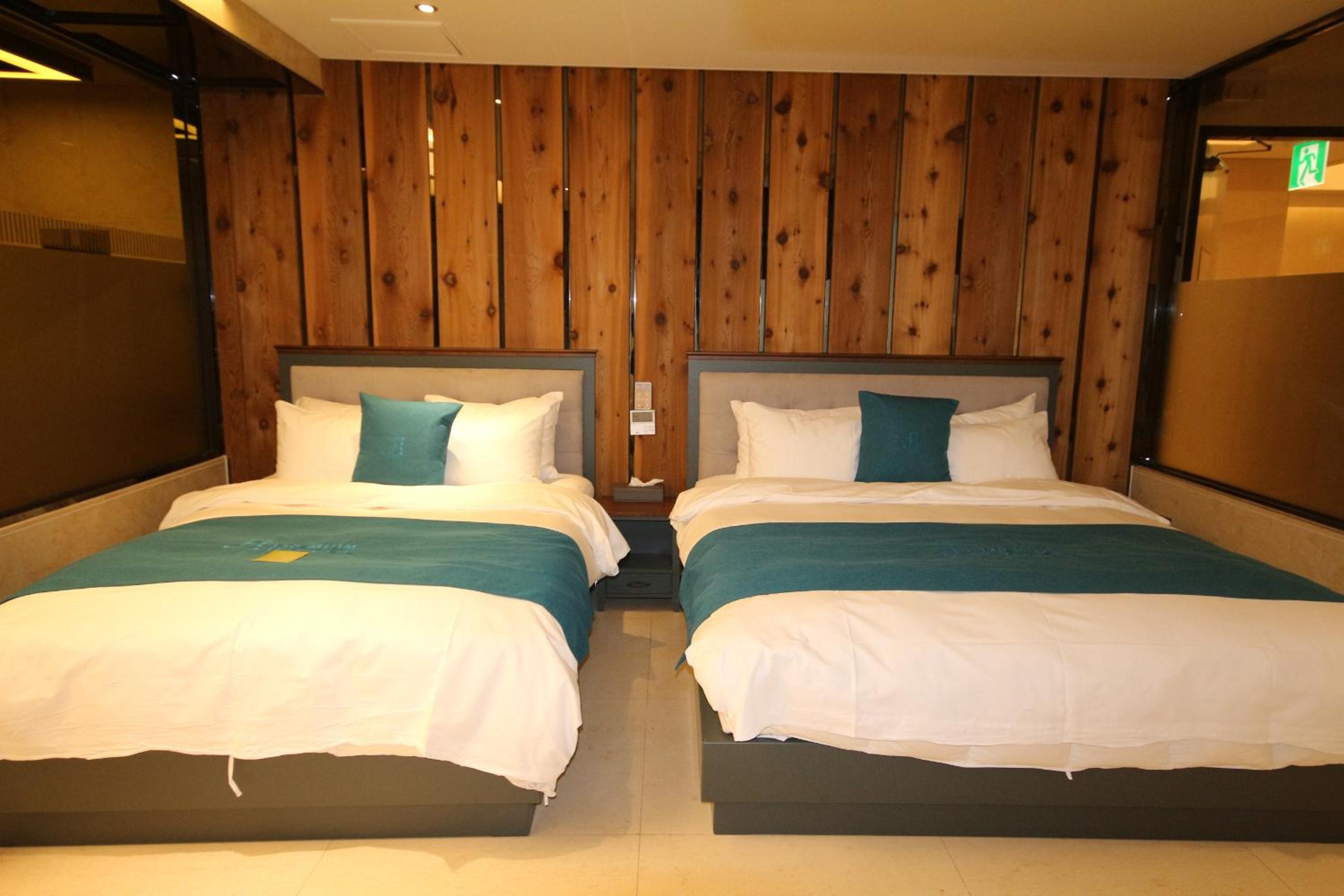 Suite Family Room - Photo 1