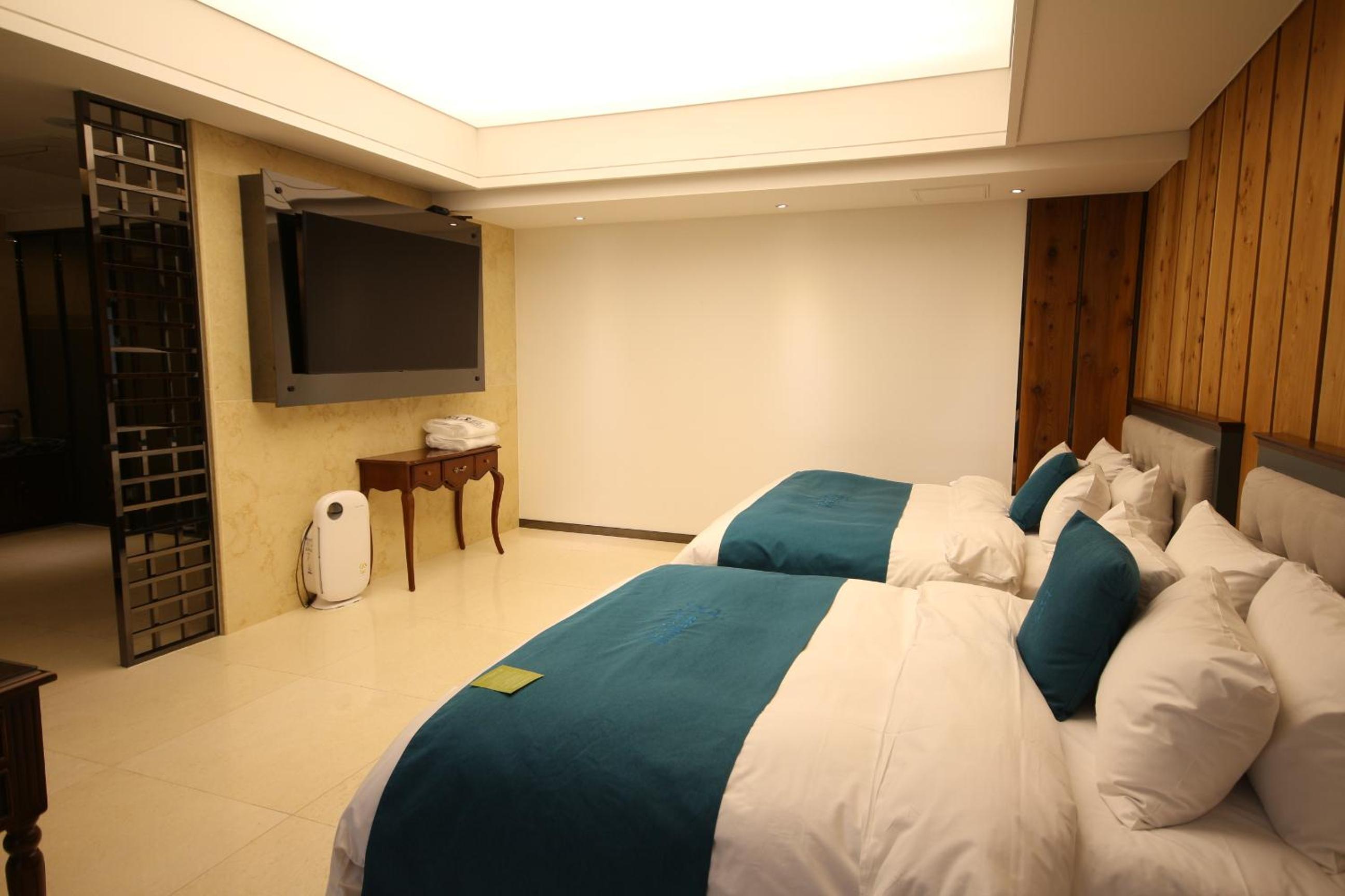 Suite Family Room - Photo 8