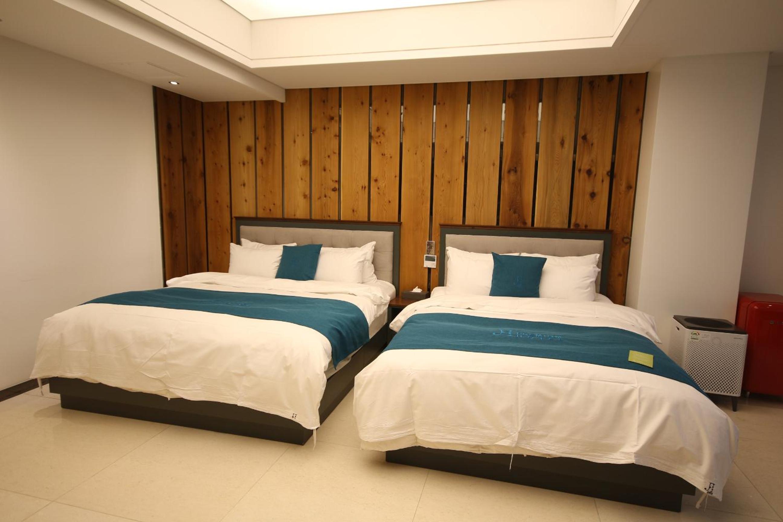 Suite Family Room - Photo 5