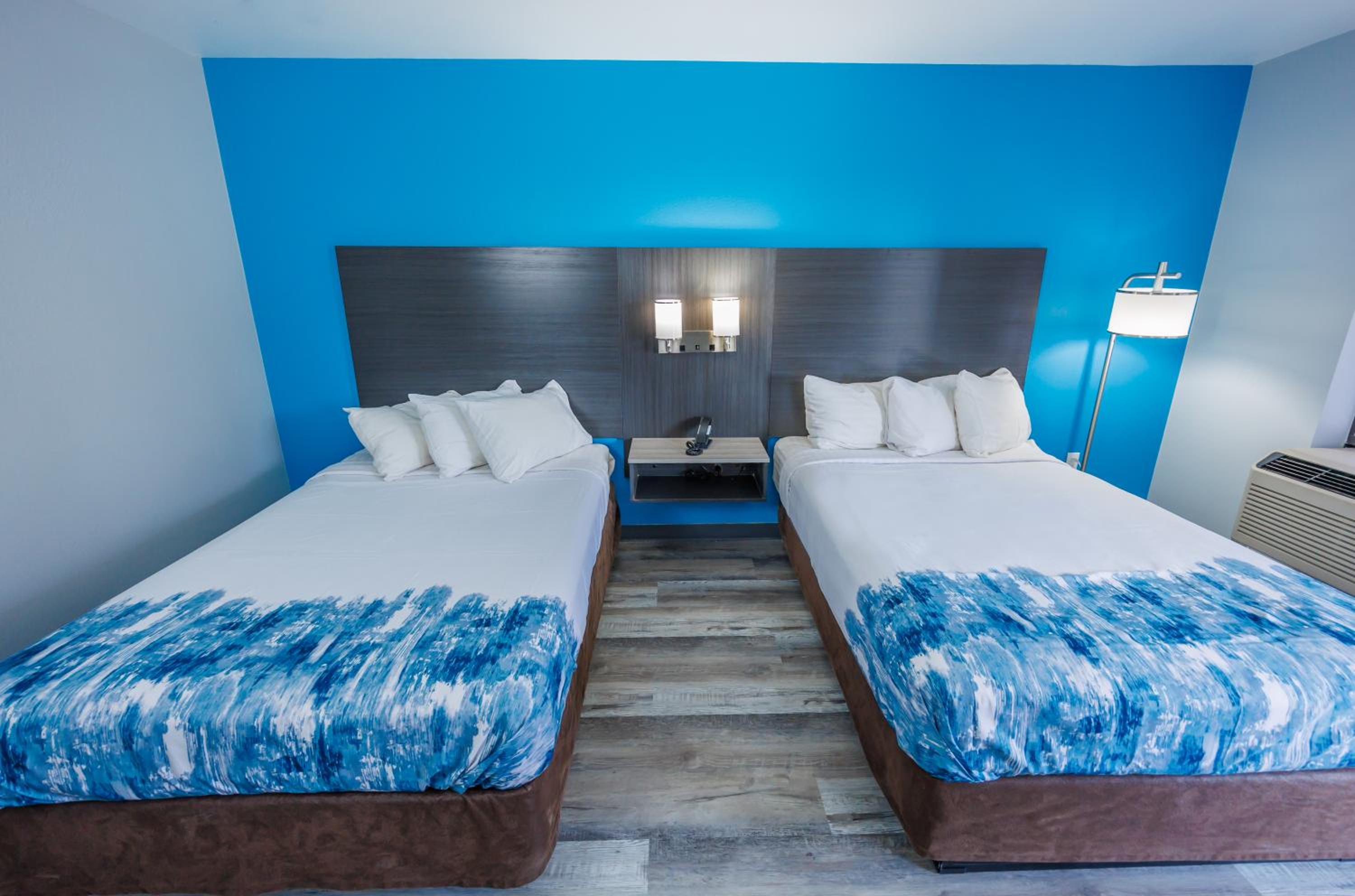 Double Room with Two Double Beds, Mobility/Hearing Access and Roll-In Shower, Non-Smoking - Photo 2