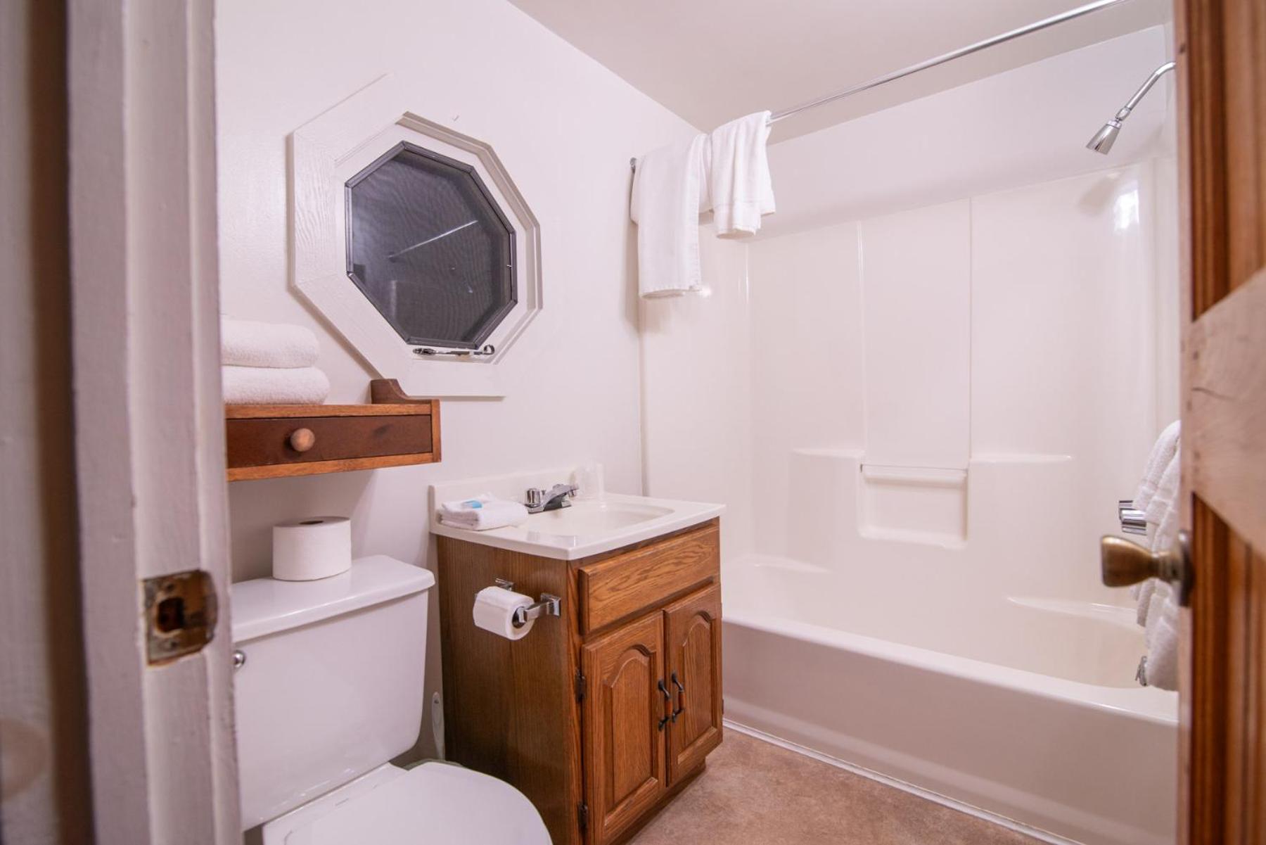 Deluxe Queen Room - Photo 8