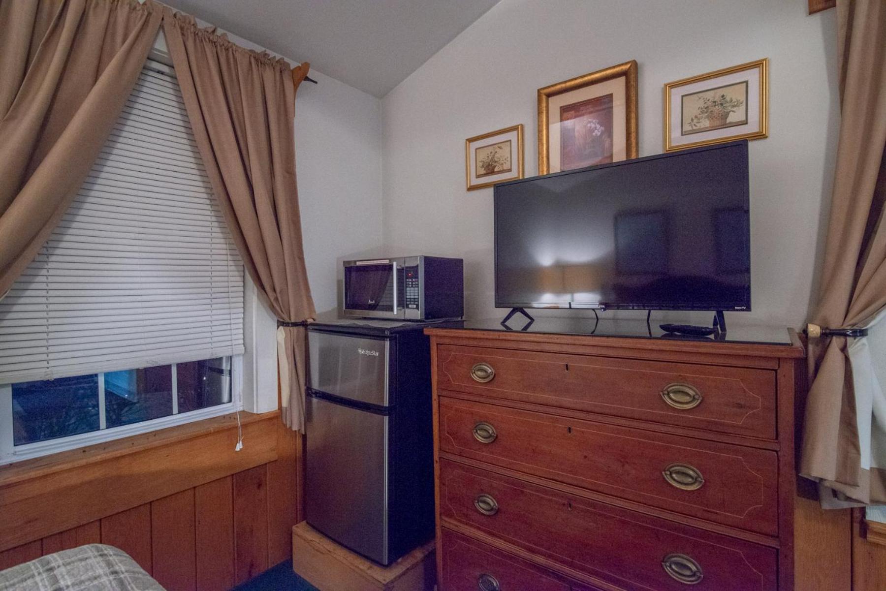 Deluxe Queen Room - Photo 9