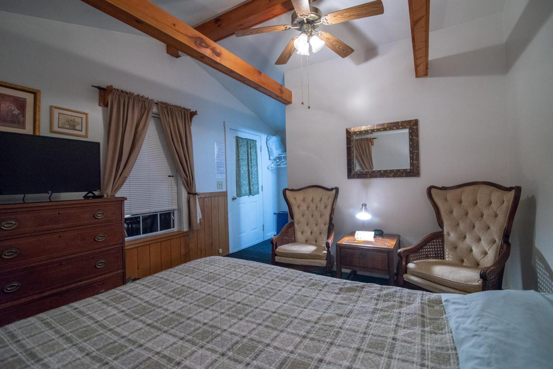 Deluxe Queen Room - Photo 7