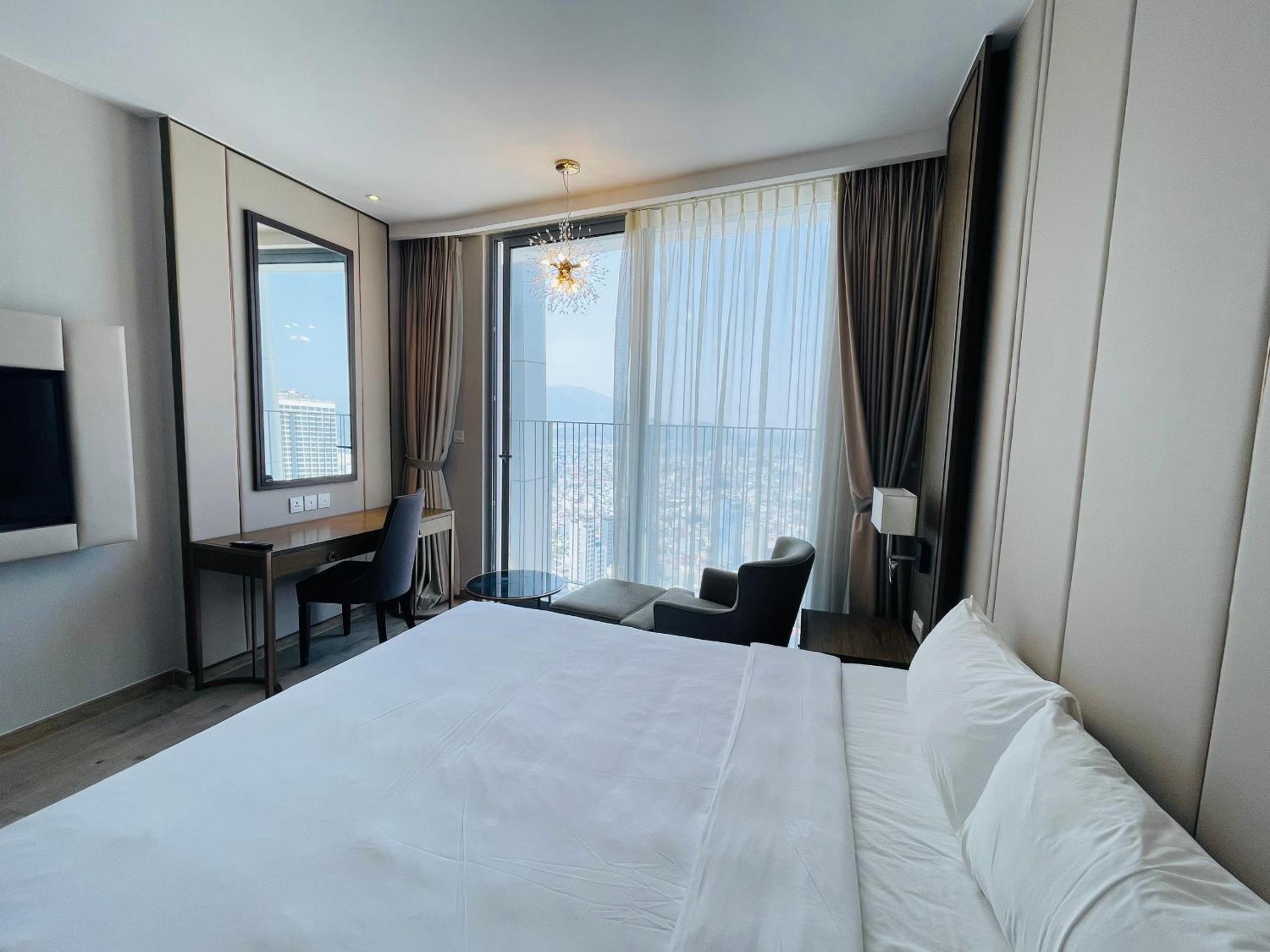 Deluxe King Suite - Photo 4